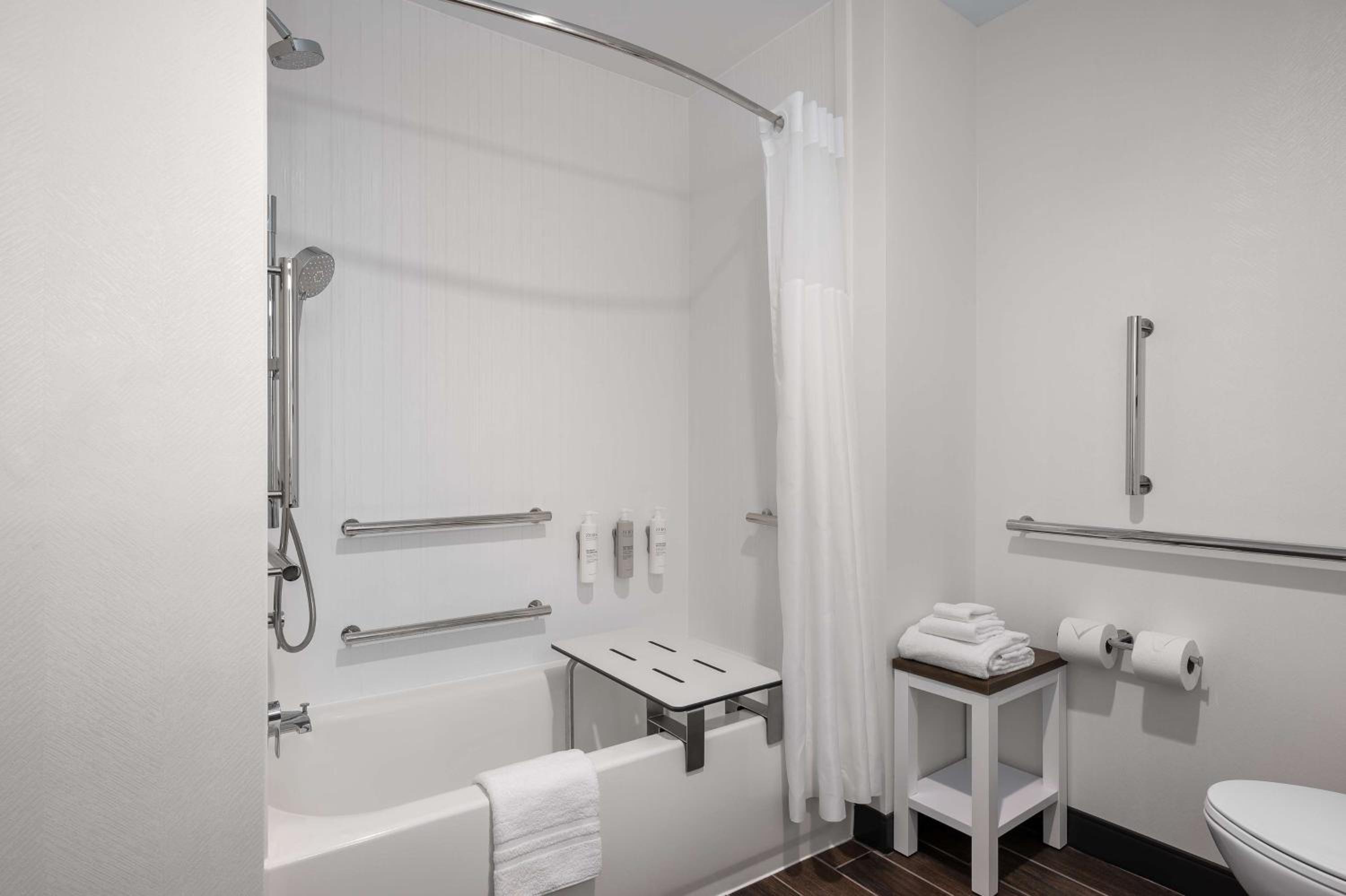 King Room with Tub - Mobility Access