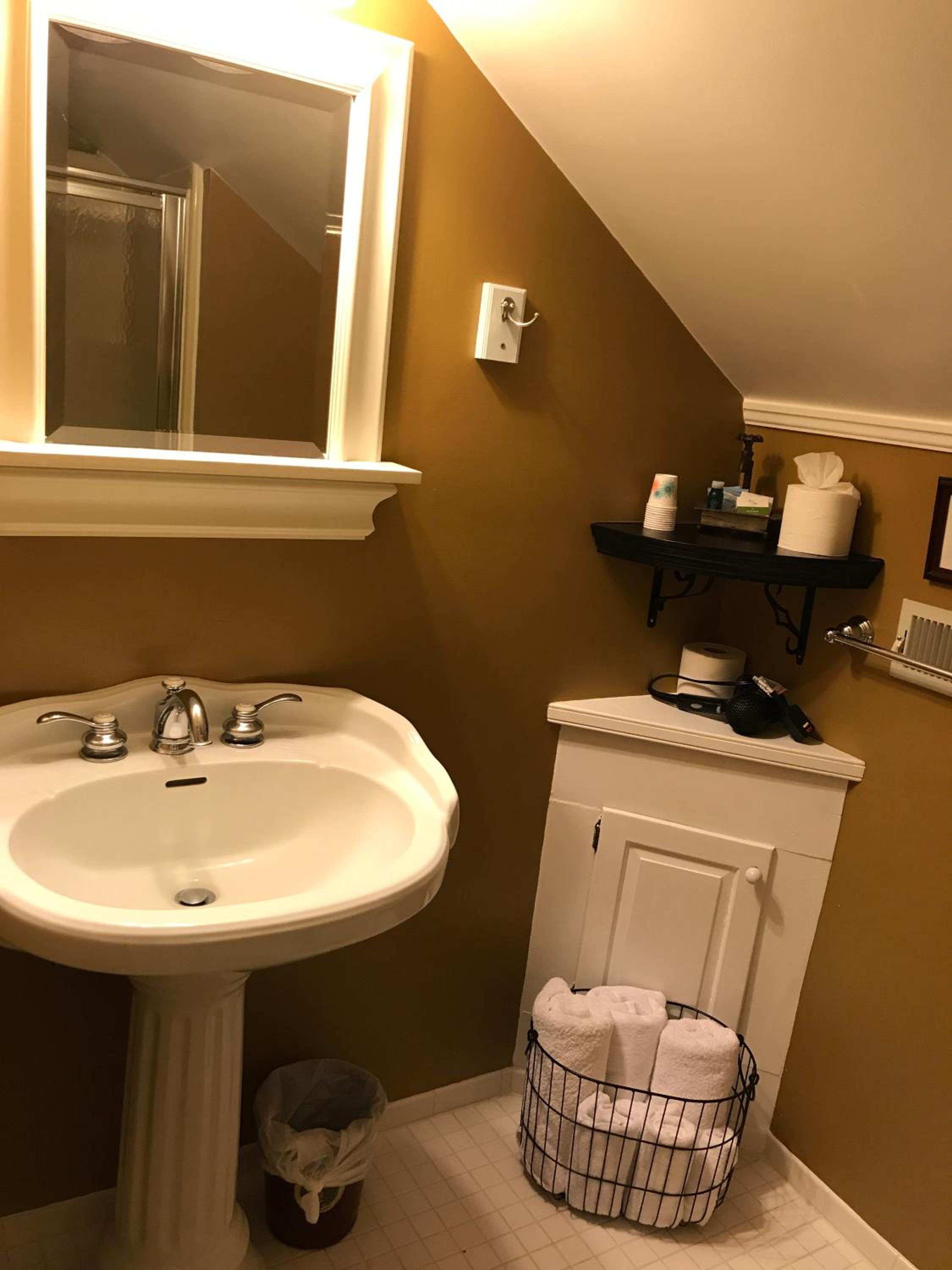Deluxe Queen Suite photo 3