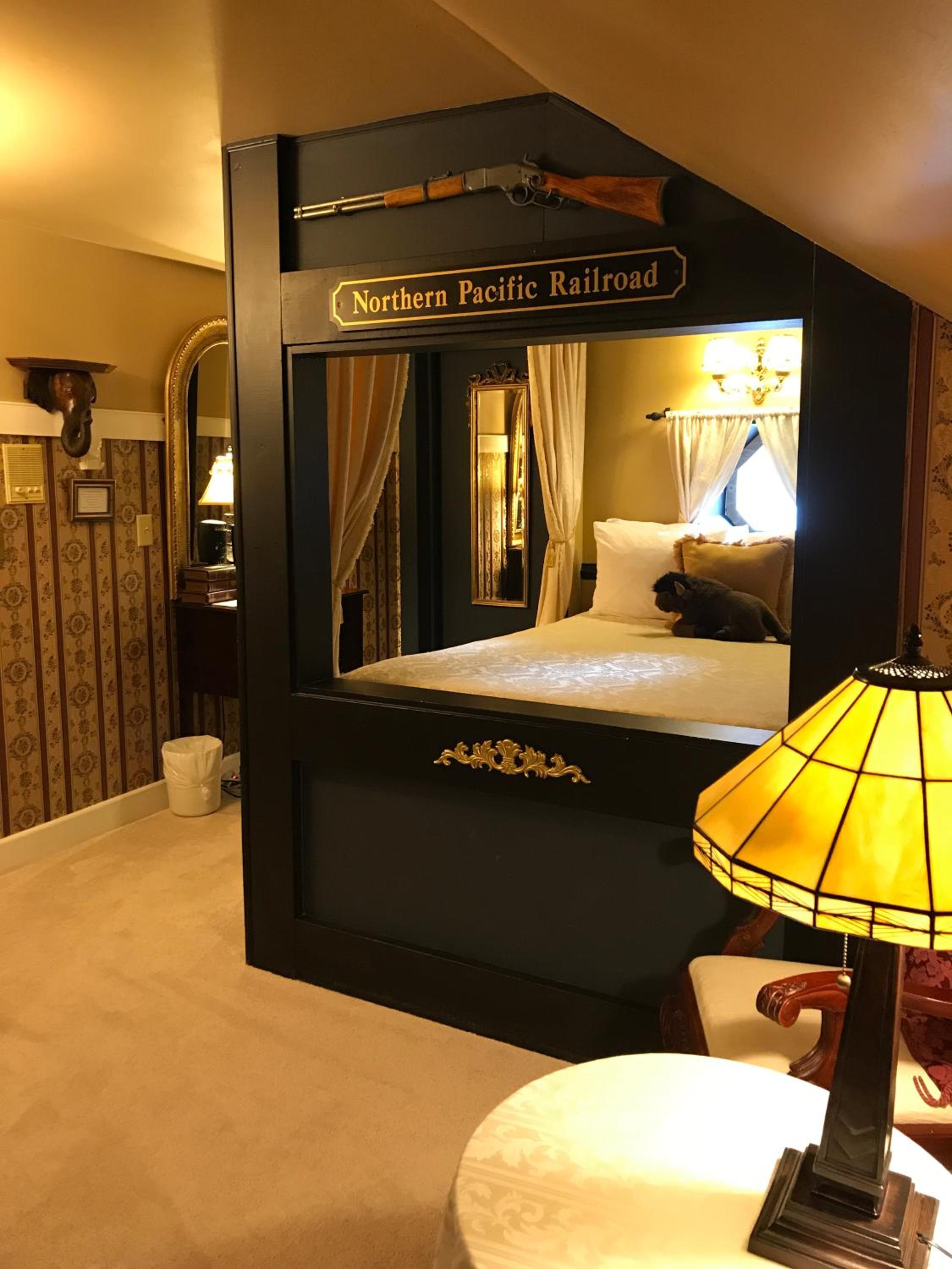 Deluxe Queen Suite photo 1