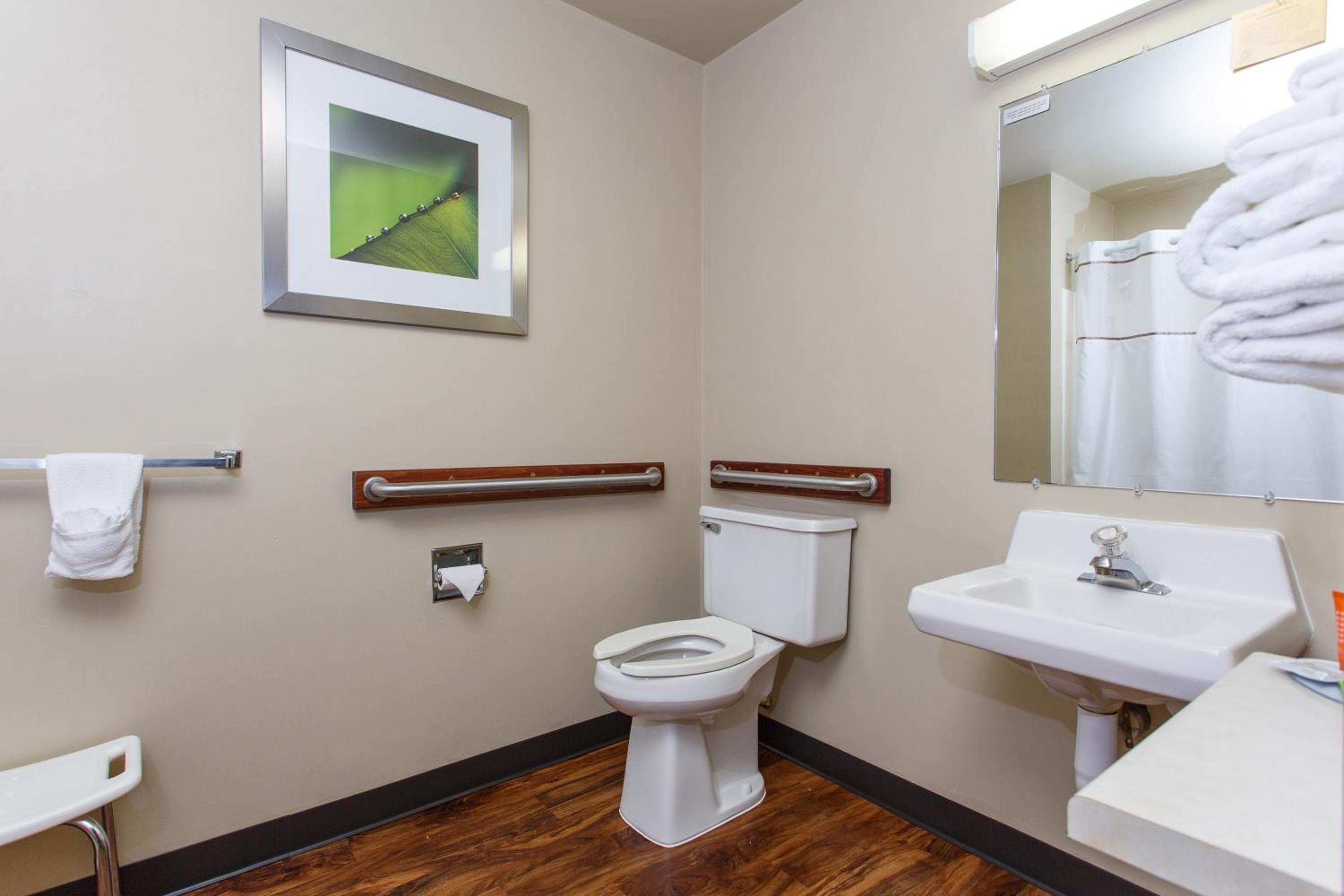 Queen Room - Disability Access - Photo 2