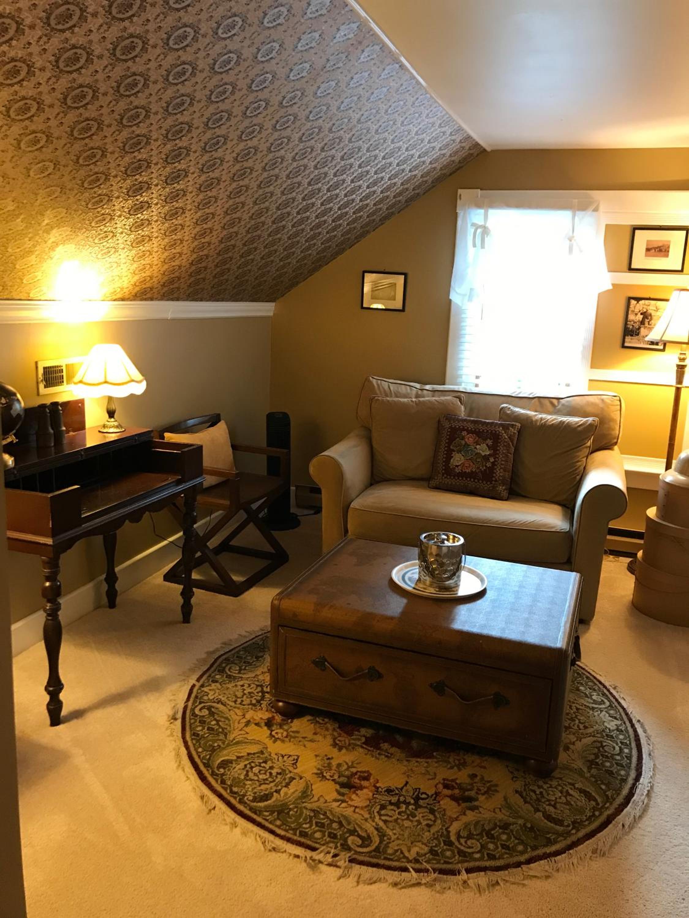 Deluxe Queen Suite photo 2