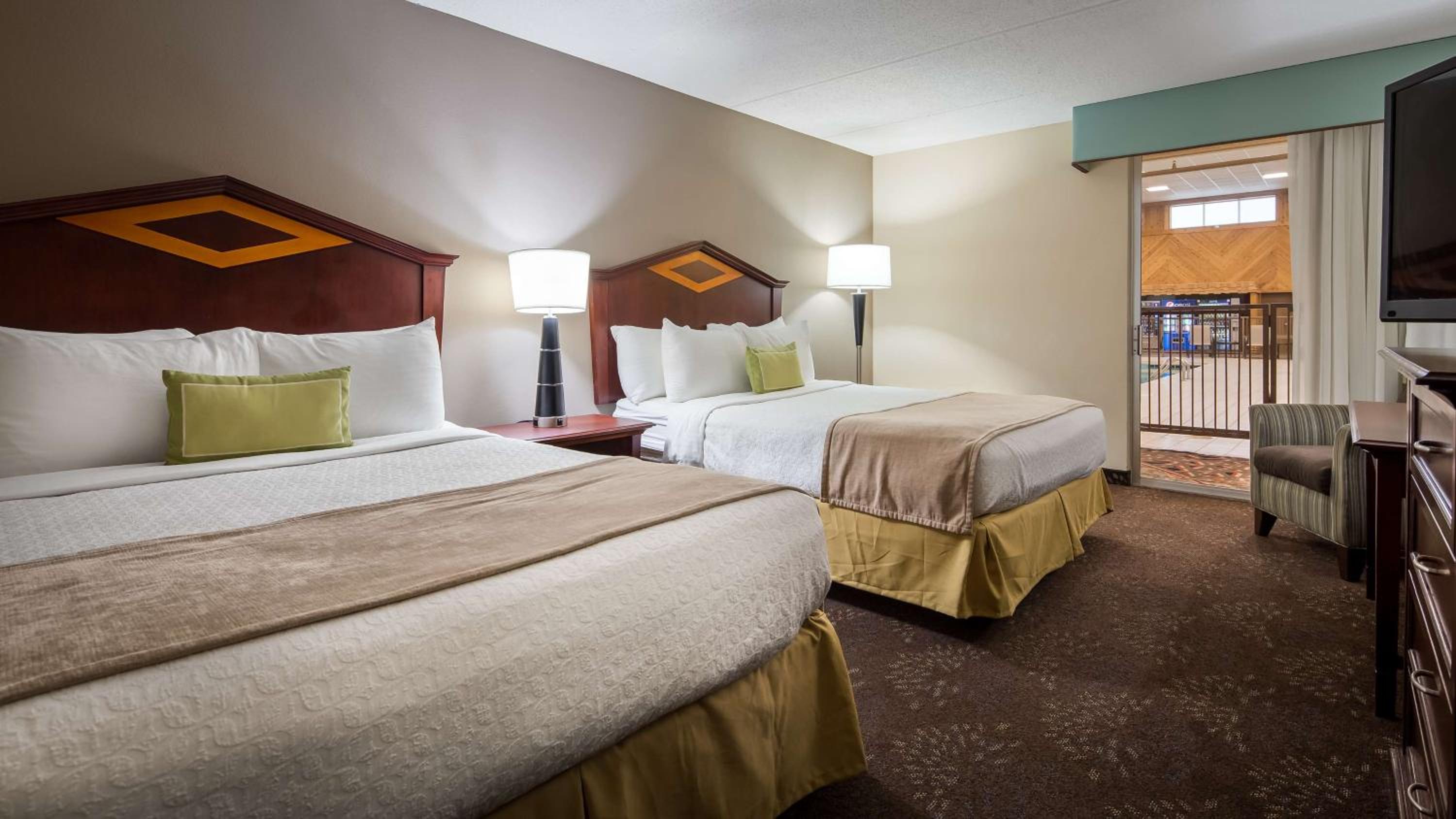 Queen Room with Two Queen Beds - Poolside - Photo 2
