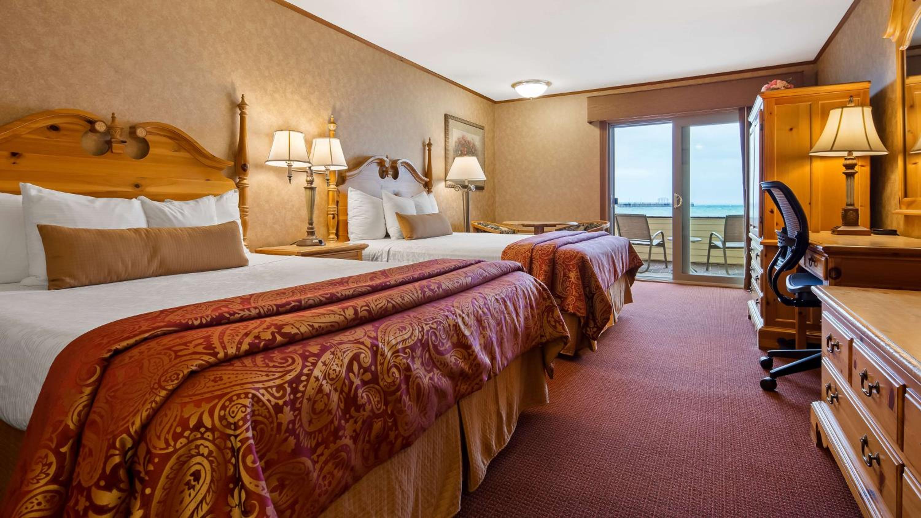 Queen Room with Two Queen Beds - Lake View - Photo 9