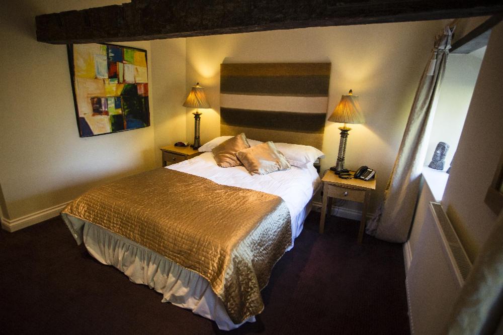 Double Room - Non-Smoking  - Photo 11