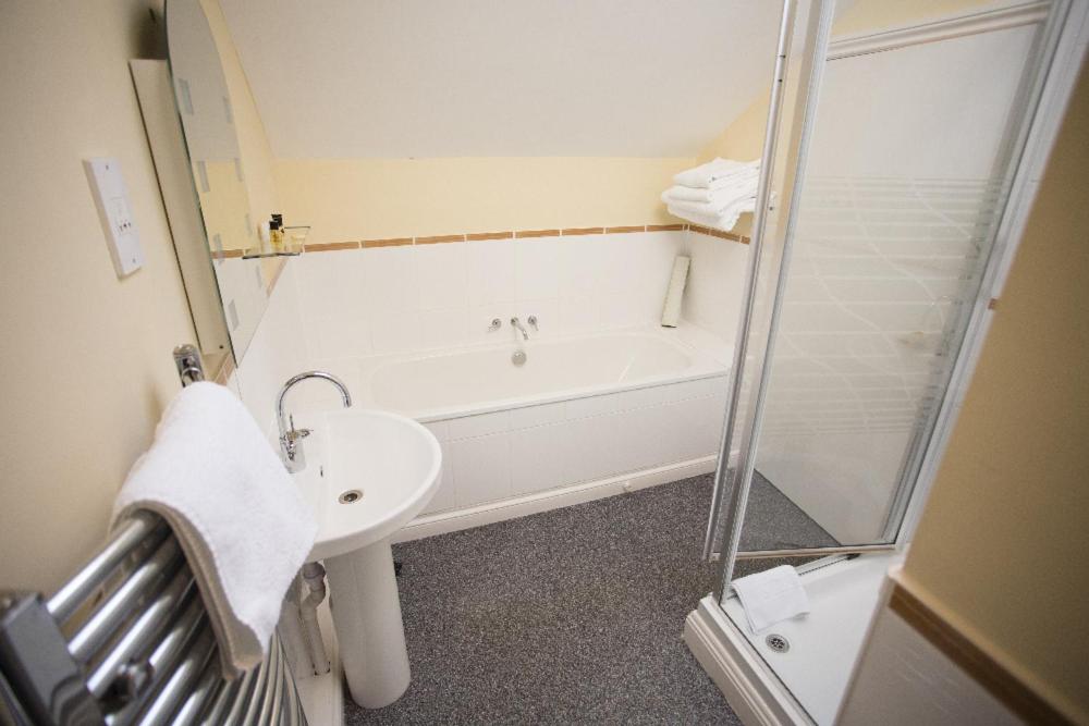 Double Room - Non-Smoking  - Photo 13