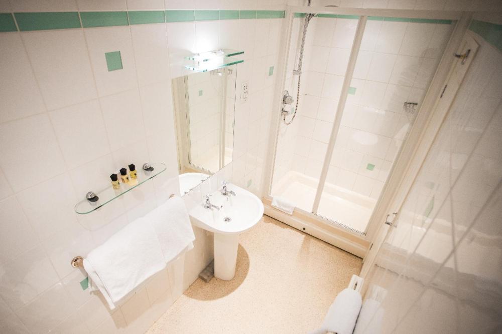 Double Room - Non-Smoking  - Photo 28