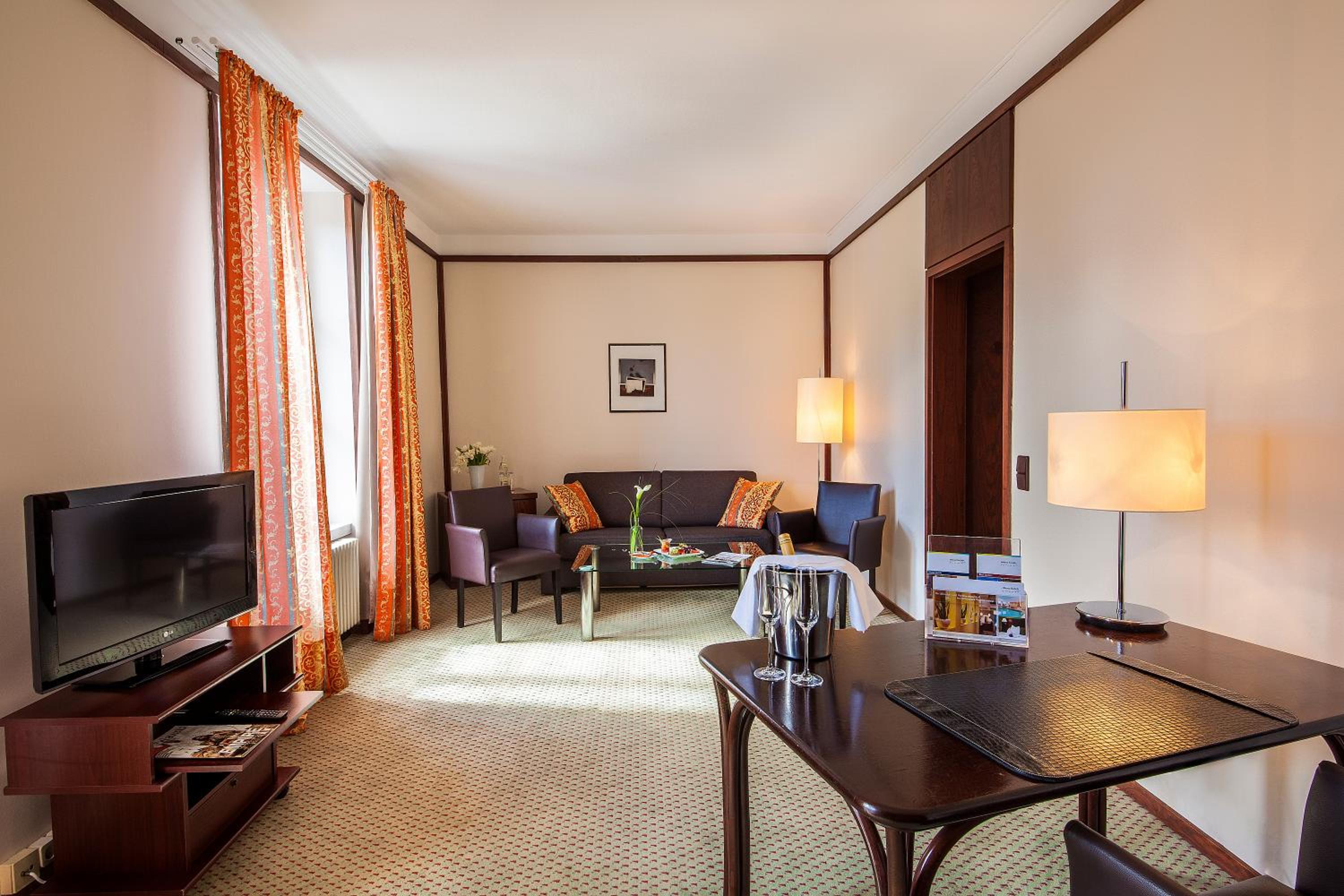 One-Bedroom Suite - Photo 4