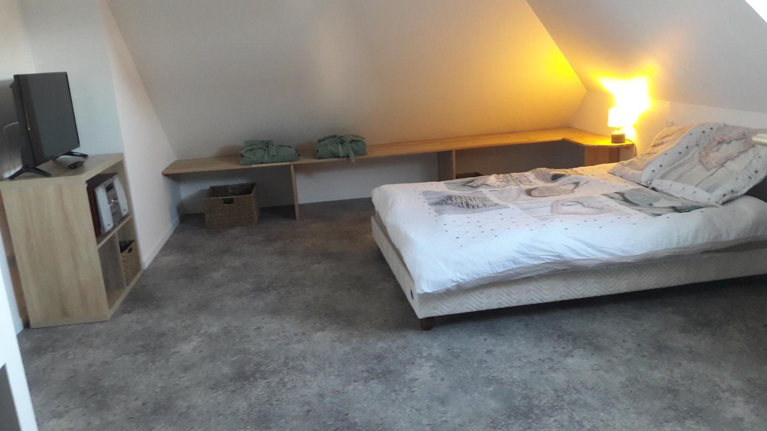 Five-Bedroom House - Photo 2