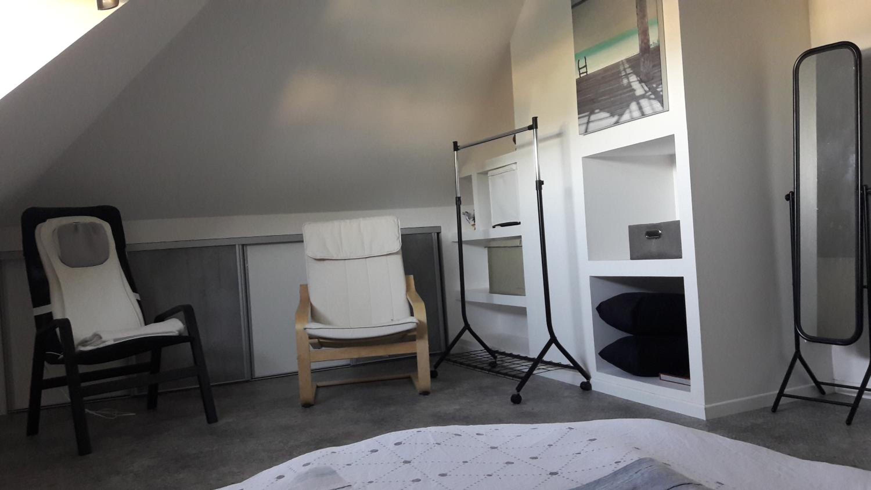 Five-Bedroom House - Photo 8