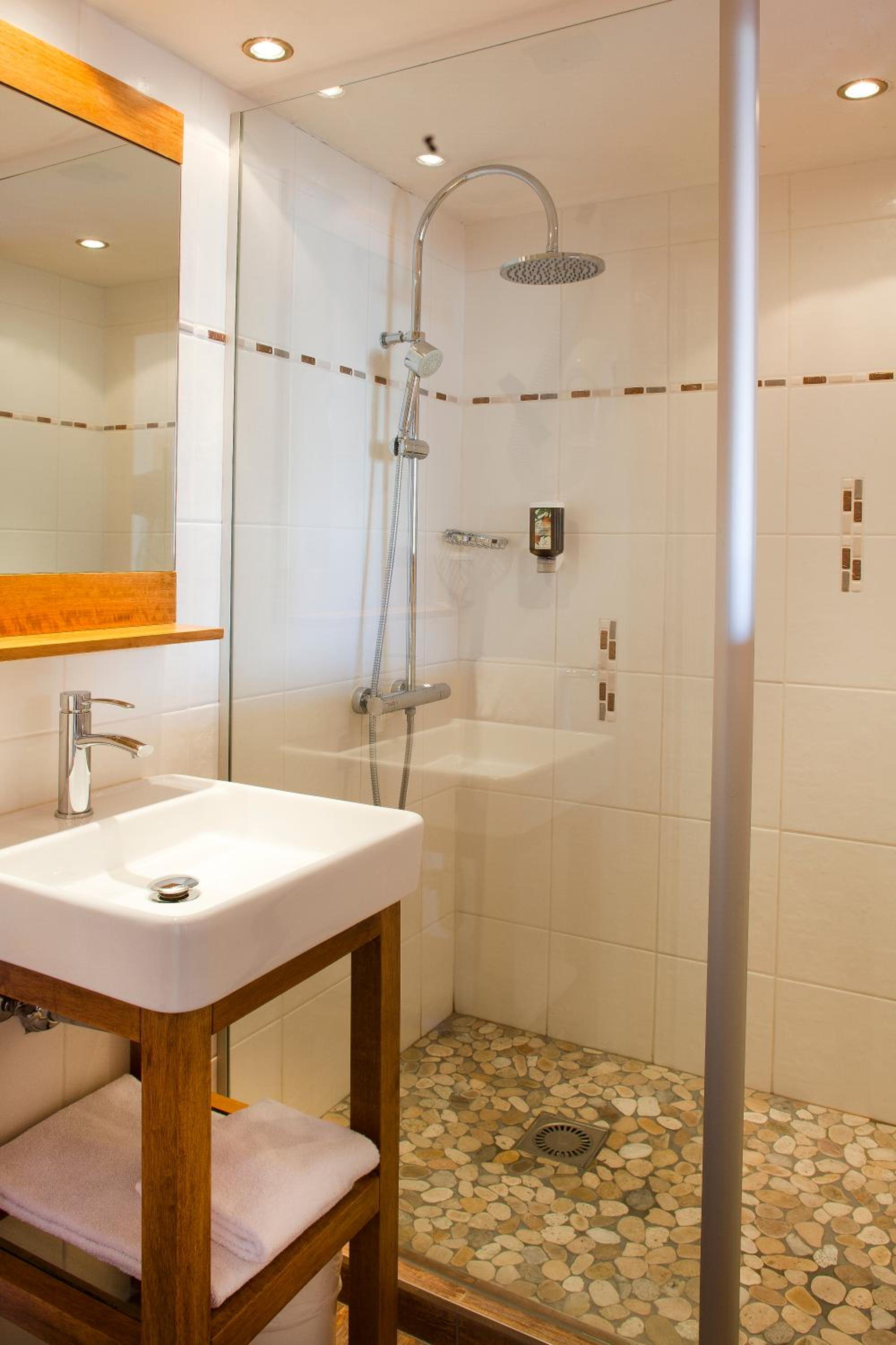 Double or Twin Room with Balcony - Photo 6