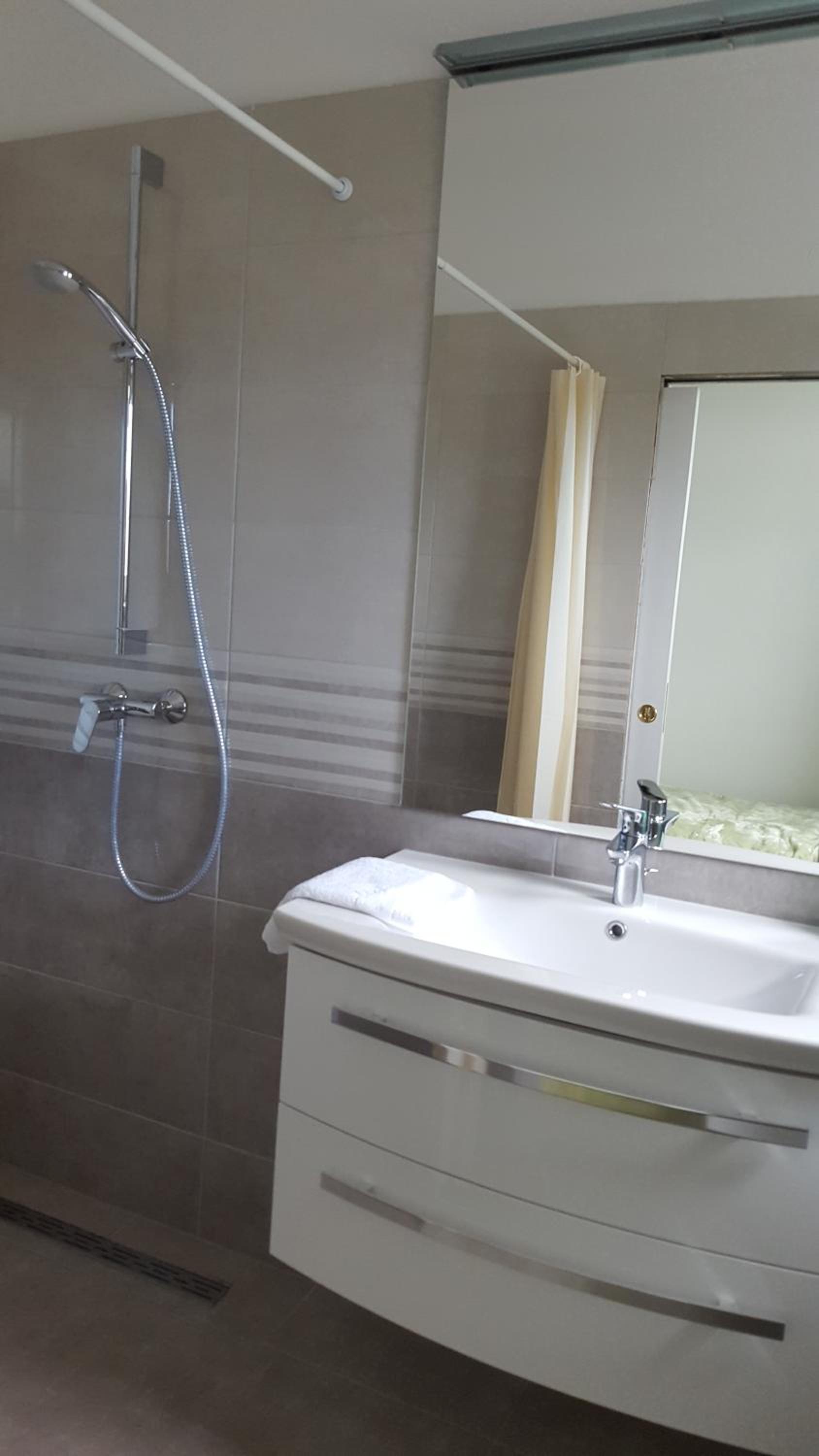 Double or Twin Room - Photo 5