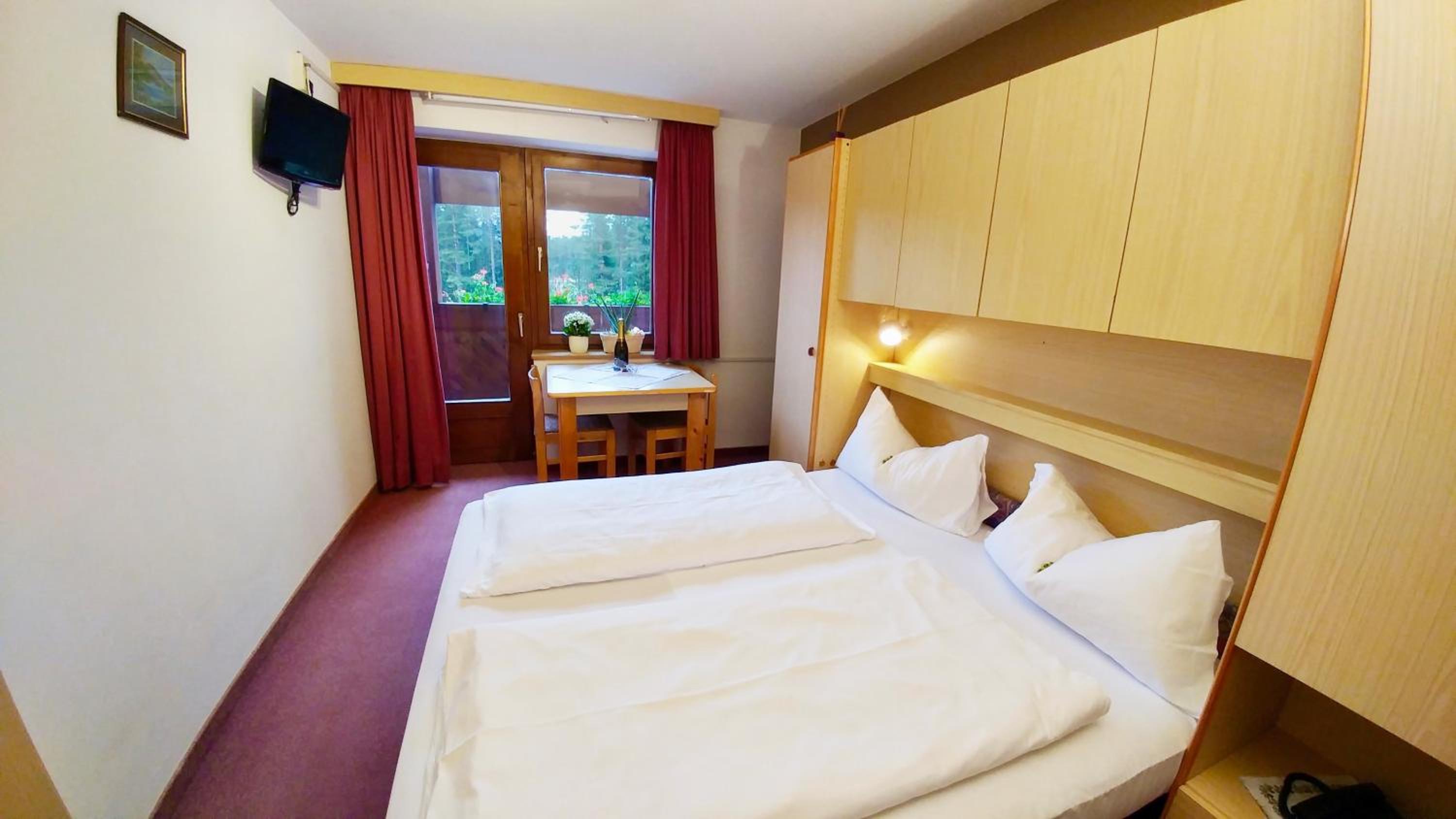Large Studio with Balcony (2 Adults) photo 3