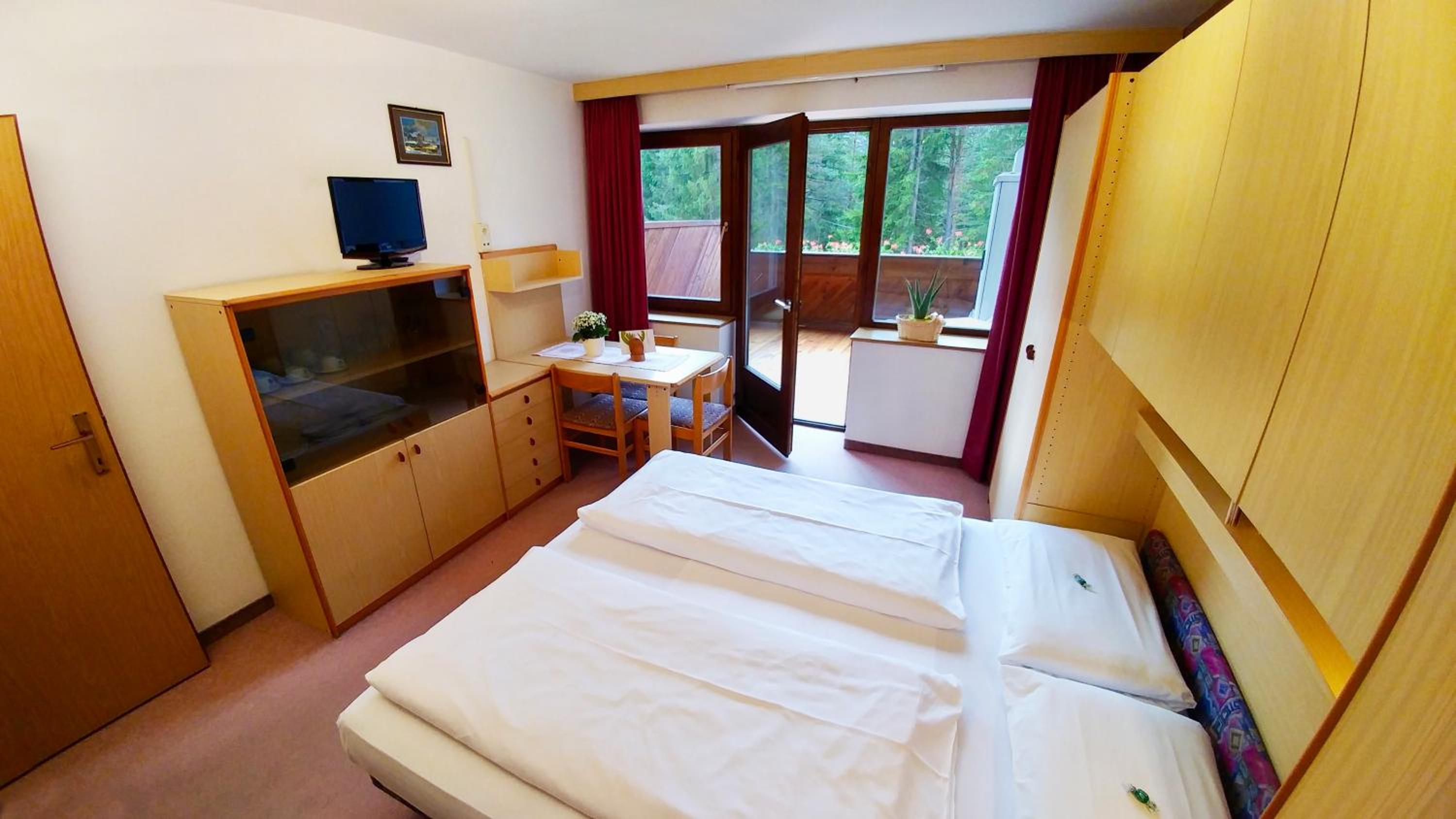 Studio with Balcony (3 Adults)  photo 2