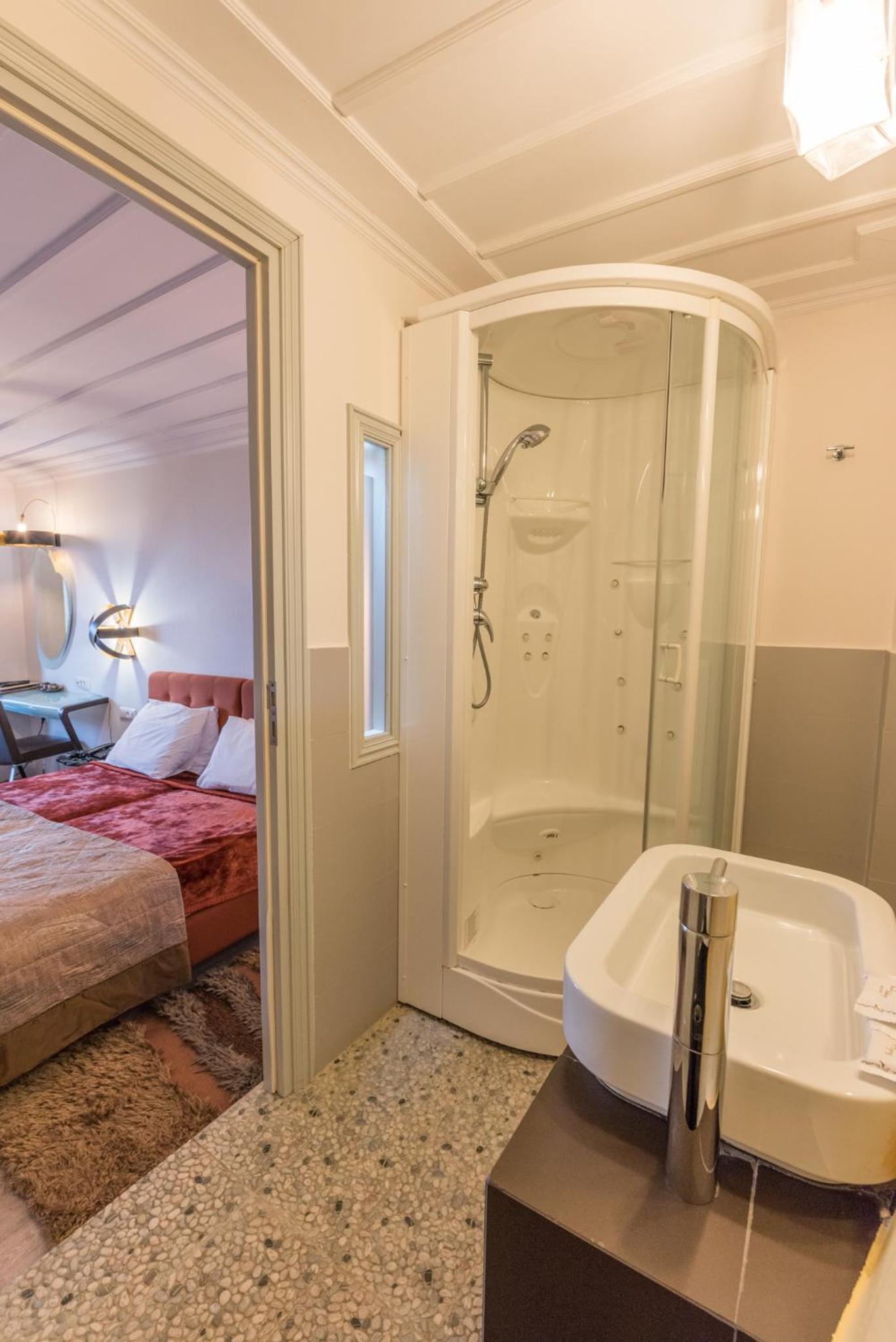 Standard Double Room - Photo 13