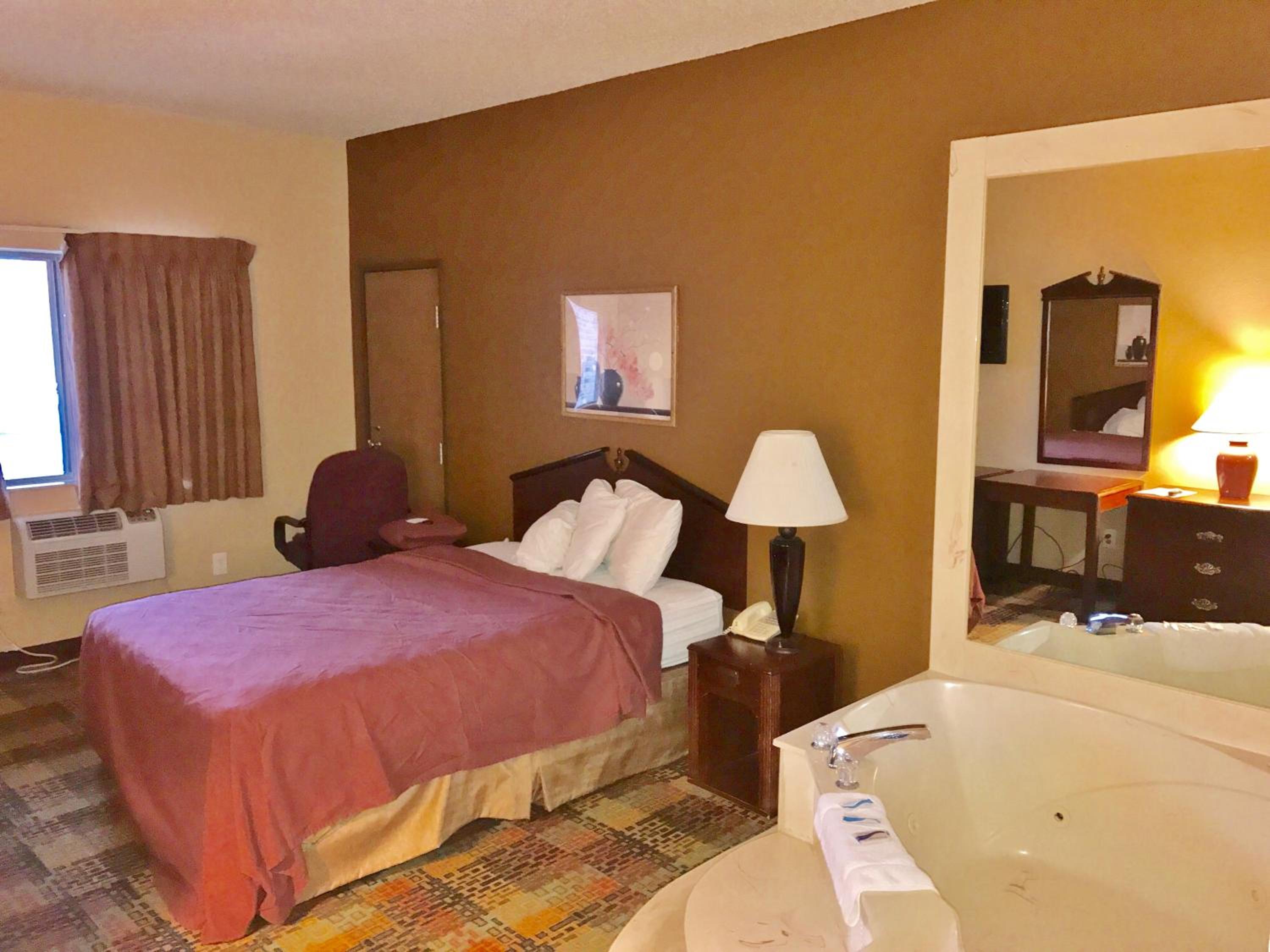 Queen Room with Whirlpool - Photo 2