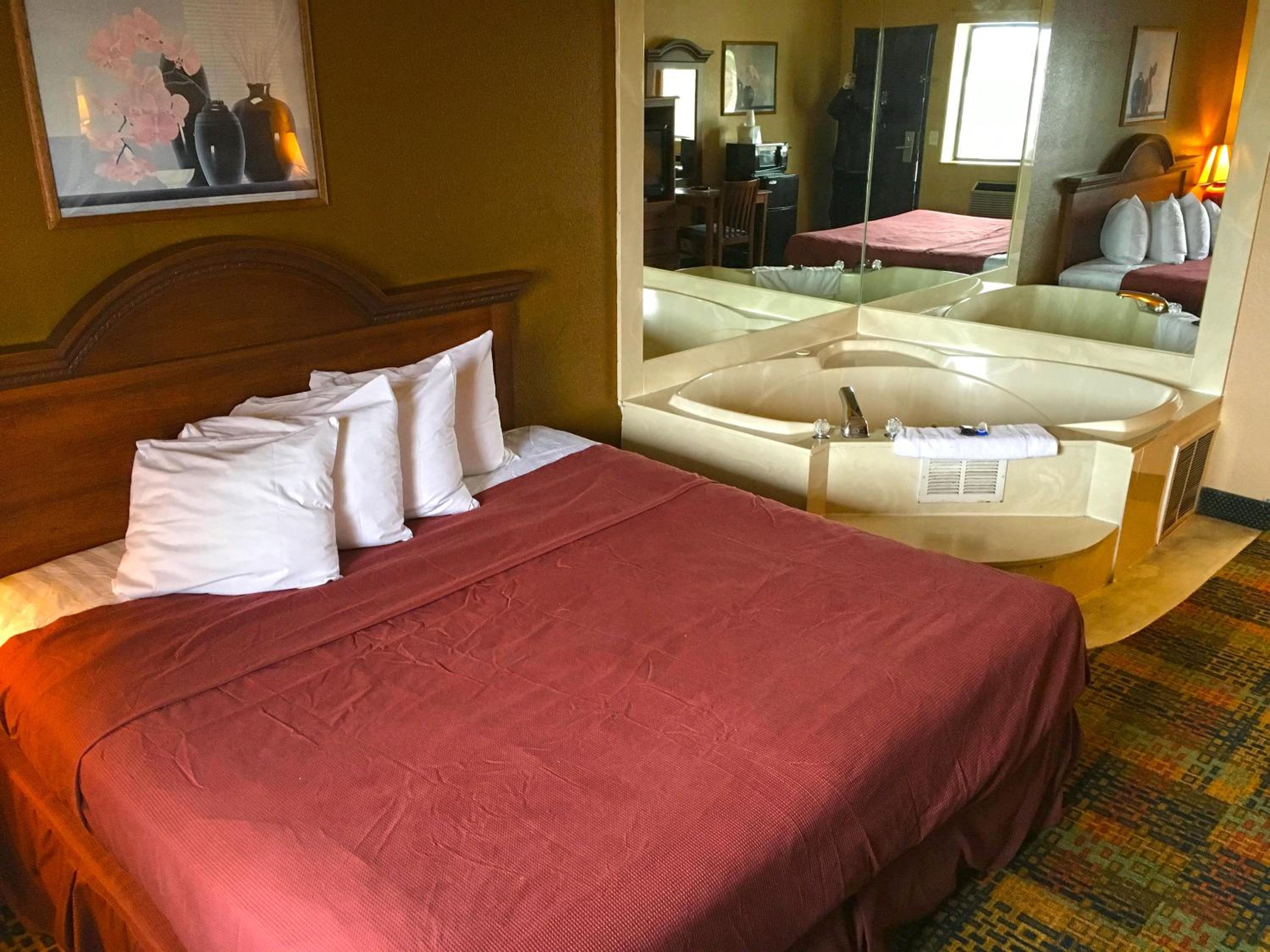 King Room with Whirlpool - Photo 2