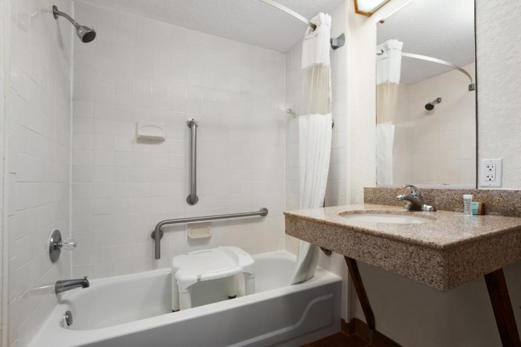 King Room - Non-Smoking - Photo 2