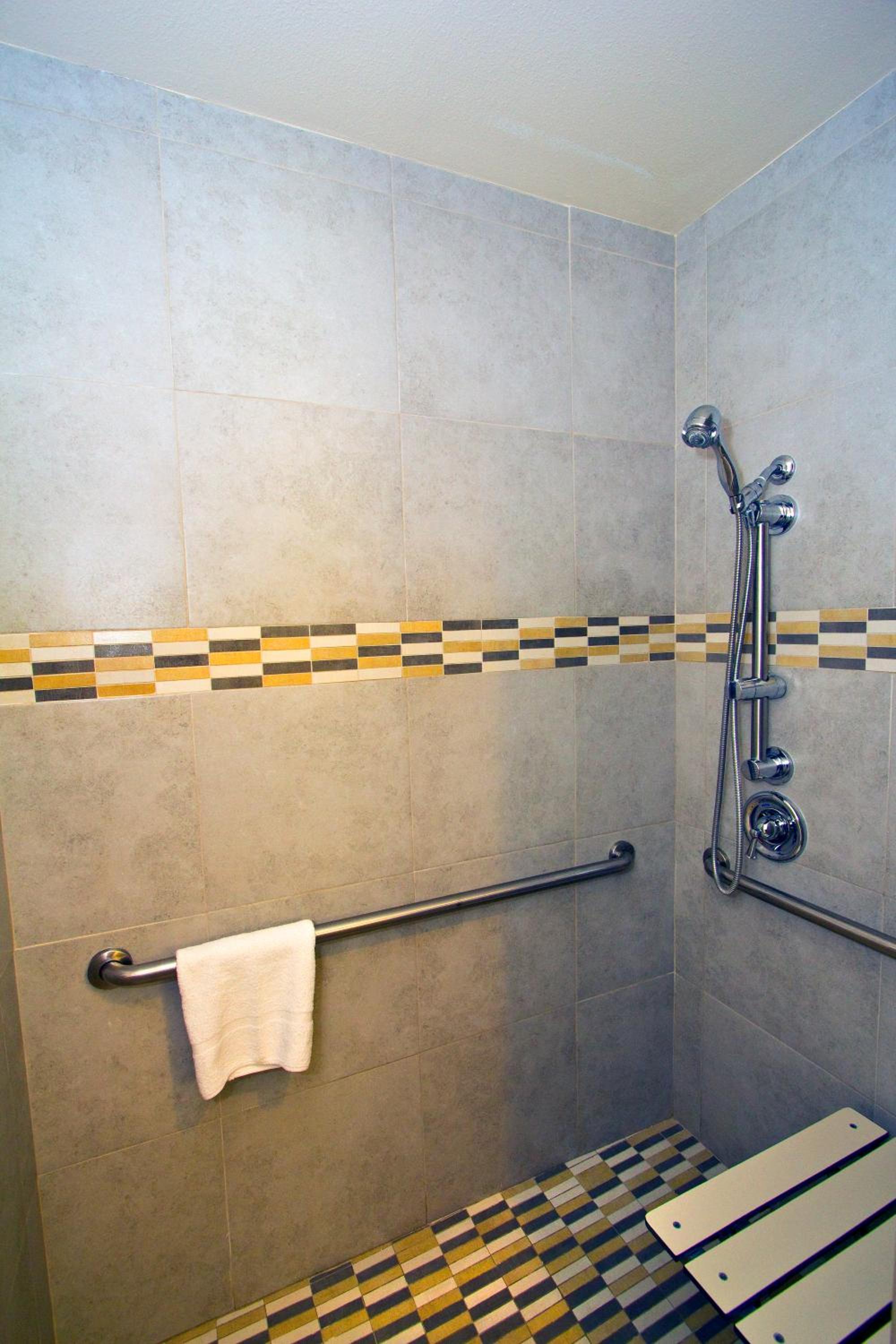 Queen Room- Accessible Non-Smoking photo 3
