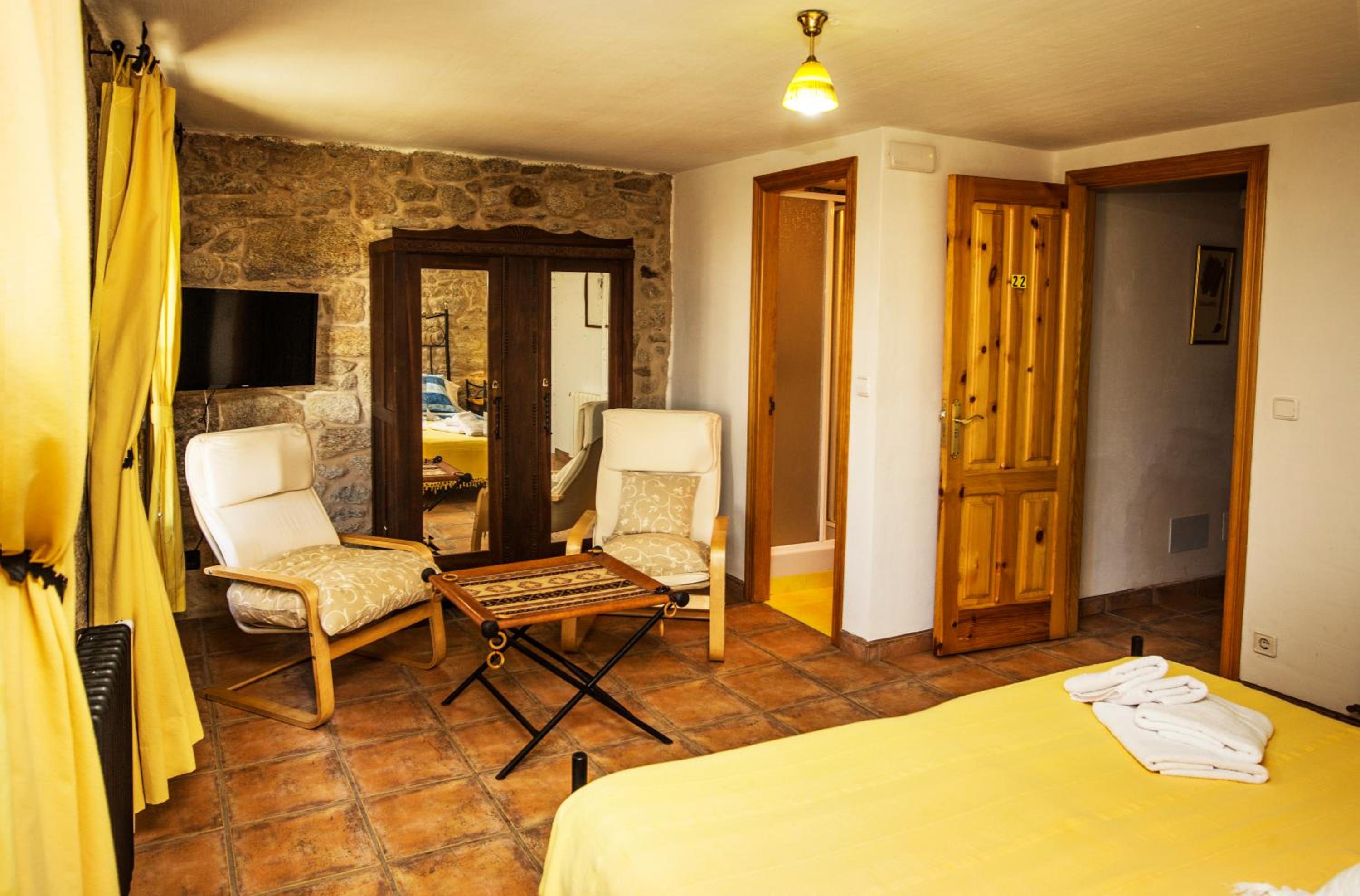 Double Room with Balcony Second Floor - Photo 5