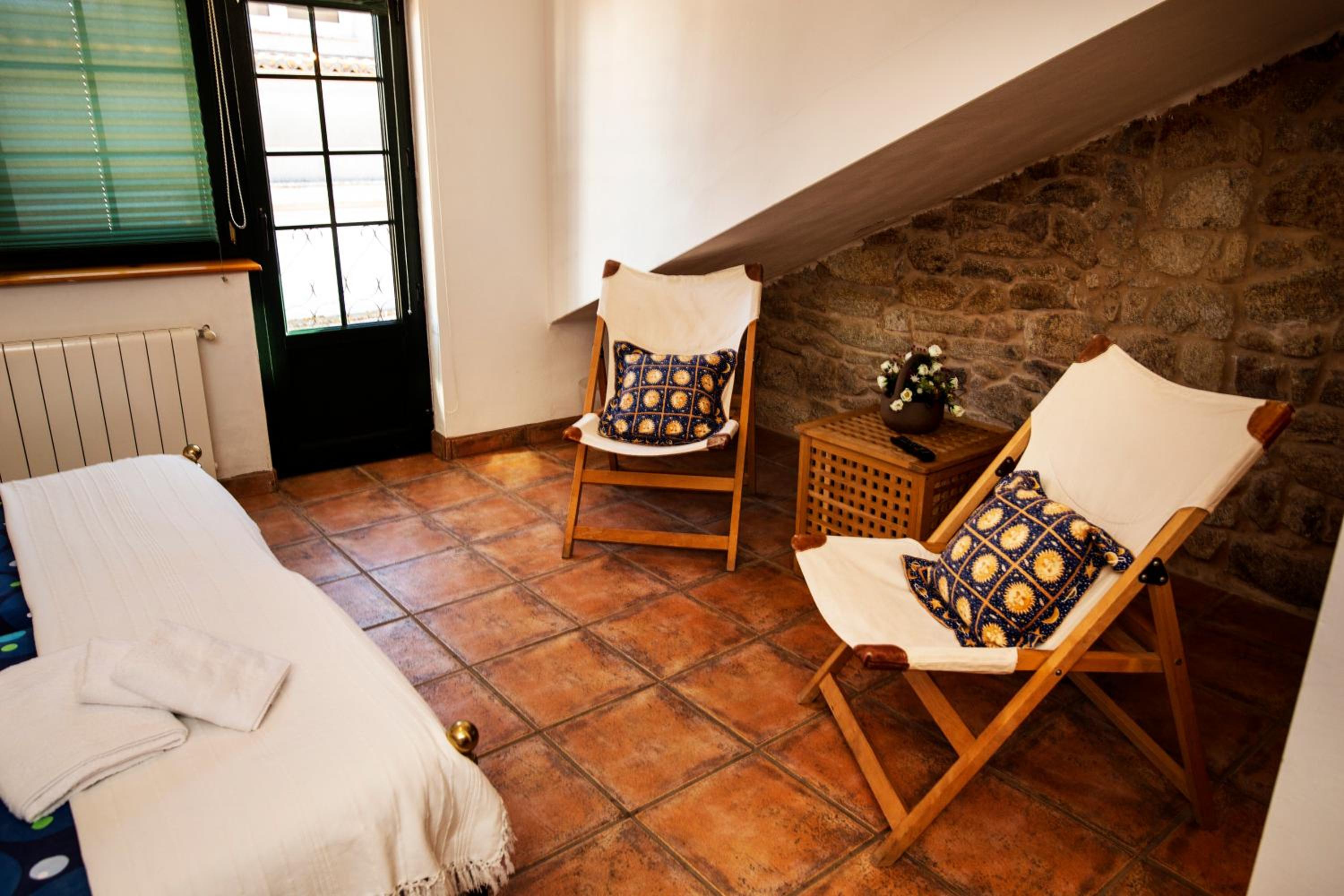 Deluxe Double Room with Balcony - Photo 4