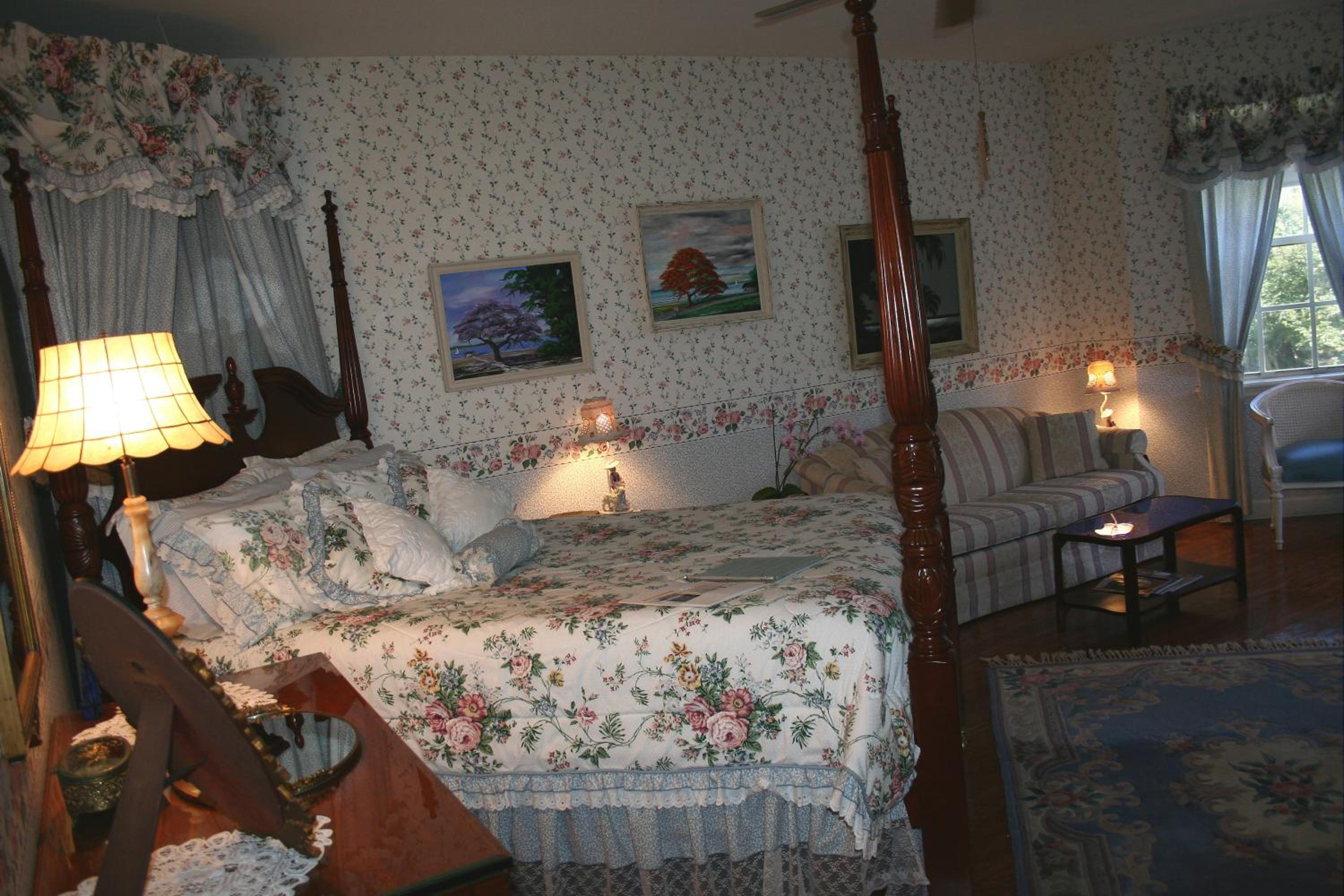 Queen Room with Pool View Not Pet Friendly  photo 1