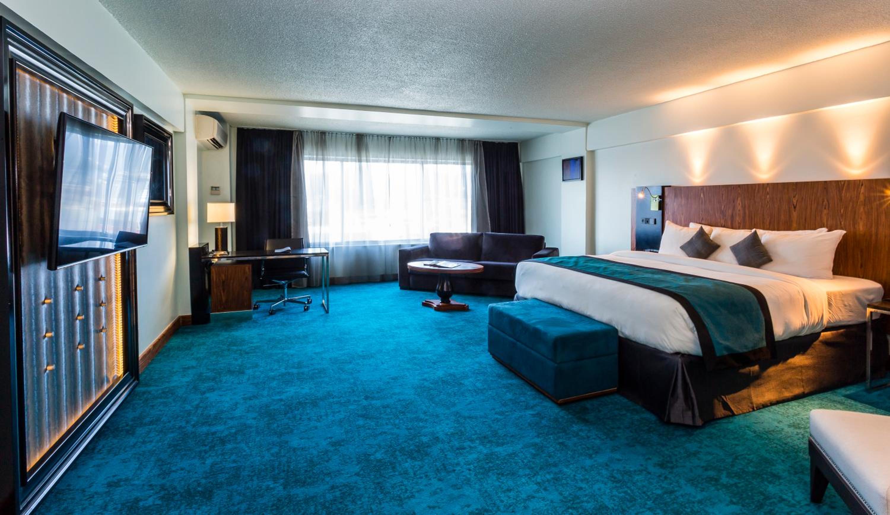 Corner Suite with One King Bed - Photo 6