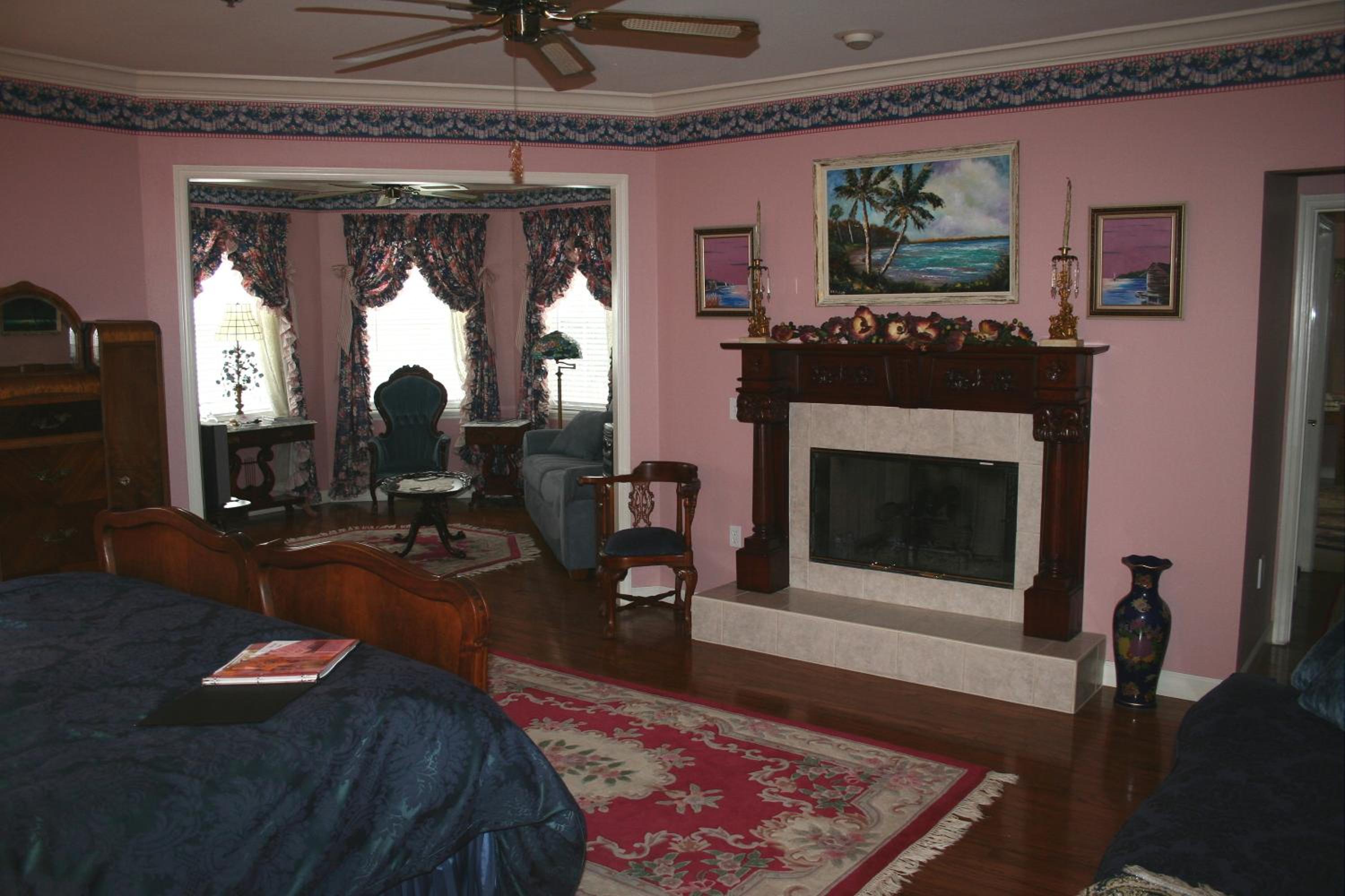 King Suite with Lake View and Spa Bath Not Pet Friendly