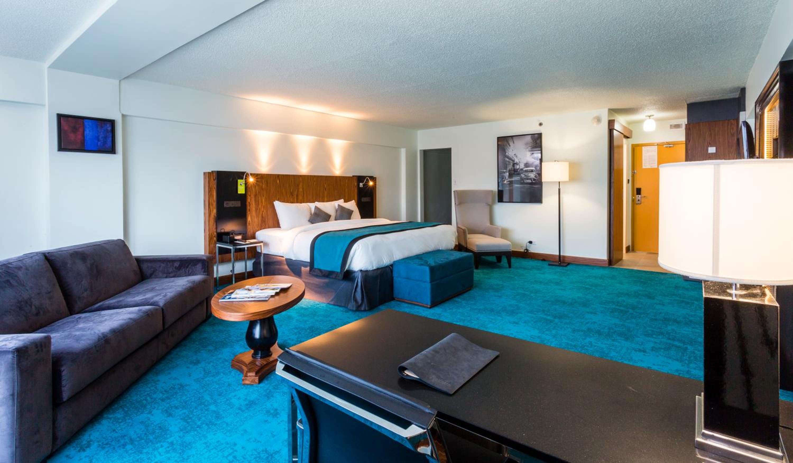 Corner Suite with One King Bed - Photo 9
