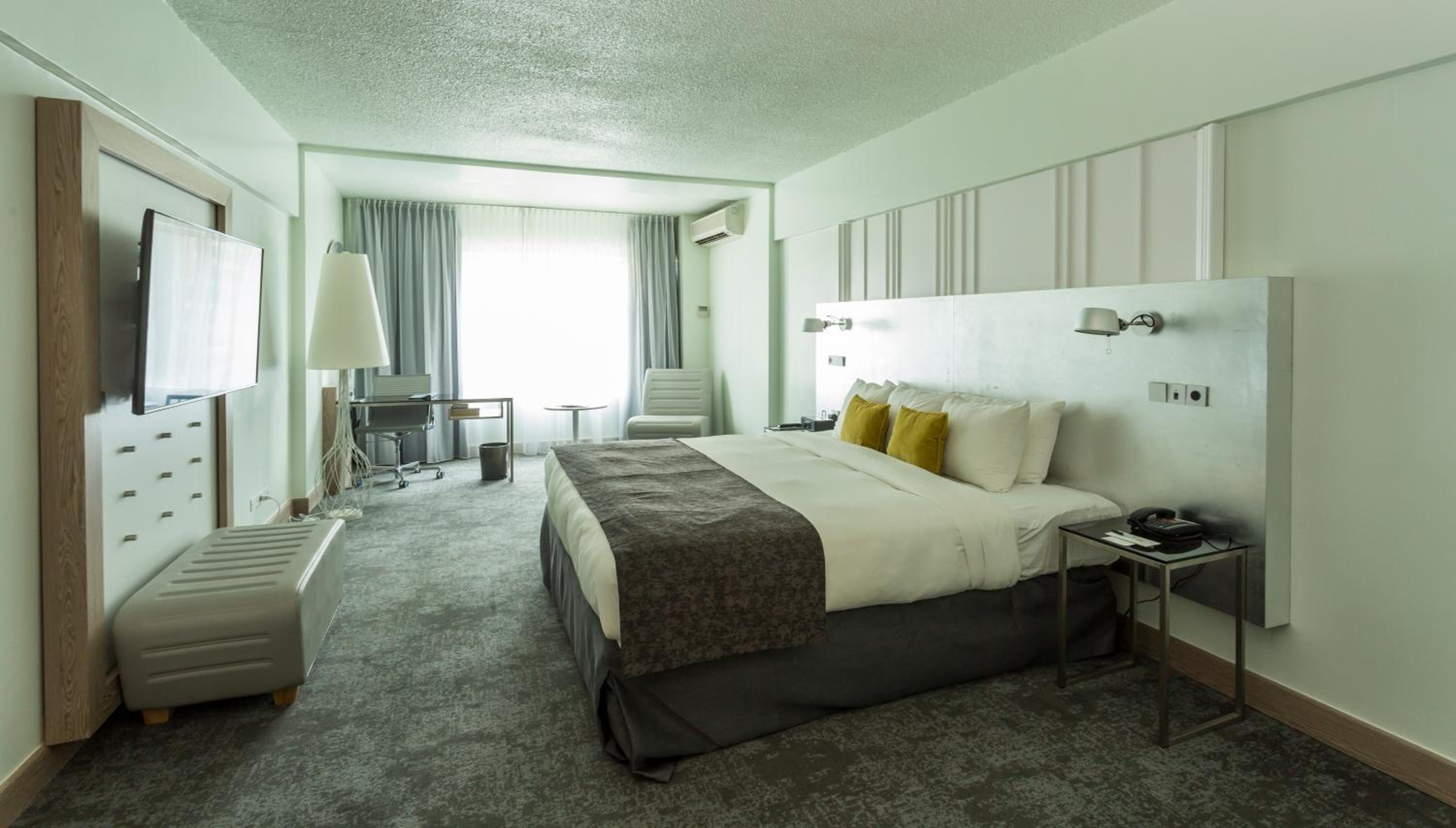 King Room - Non Smoking - Photo 3