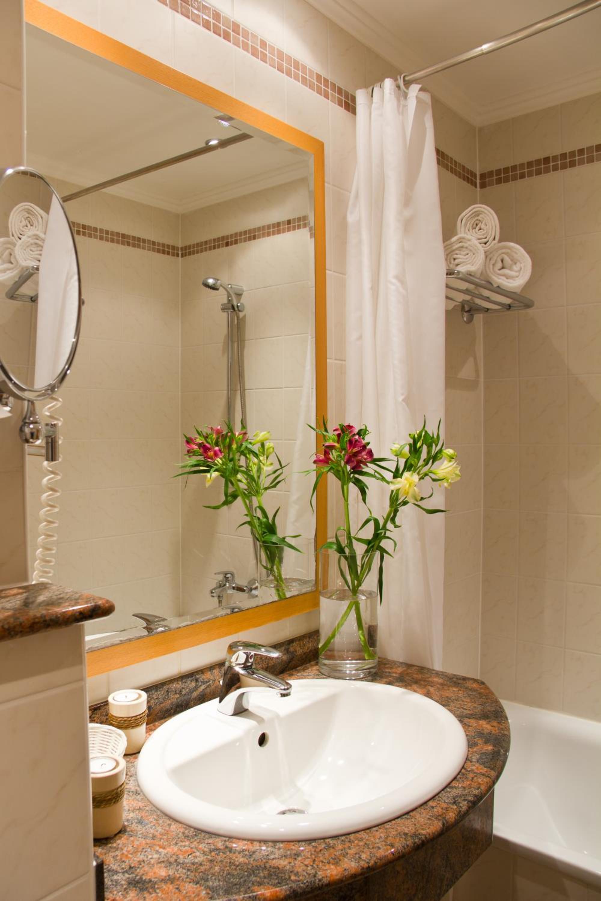 Standard Double Room - Photo 8