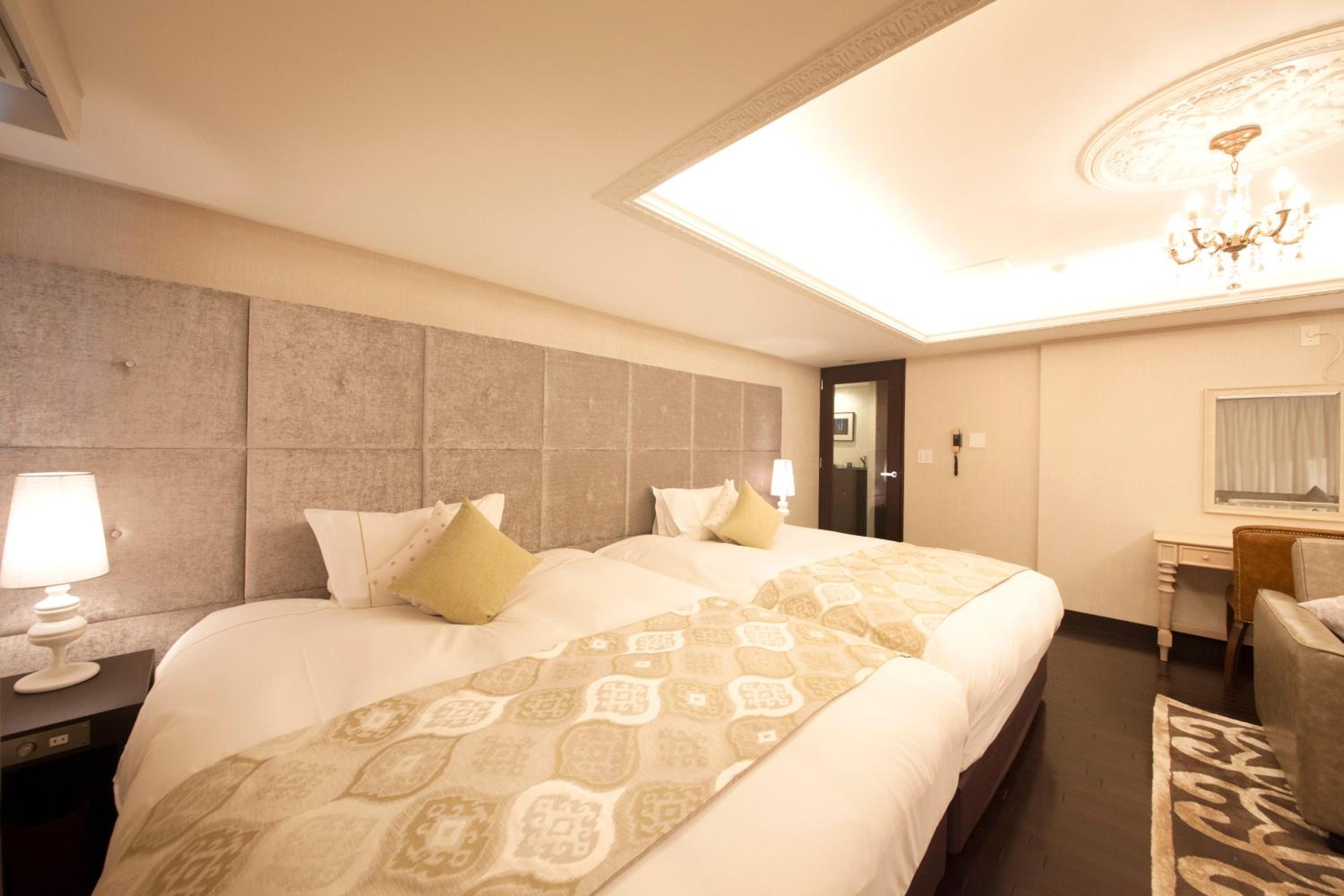 Luxury Corner Twin Room - Non-Smoking - No Daily Cleaning photo 3