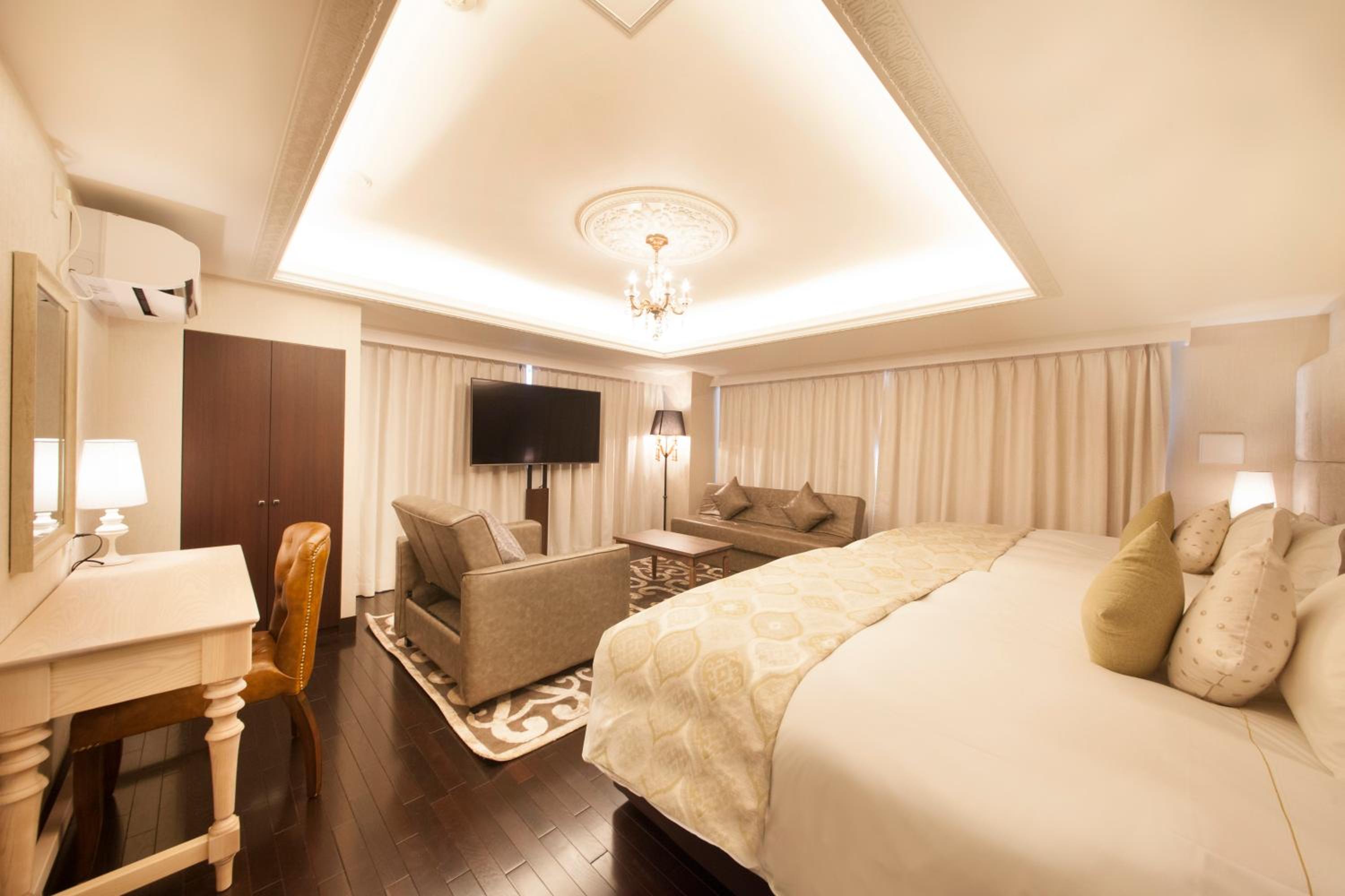 Luxury Corner Twin Room - Non-Smoking - No Daily Cleaning photo 2