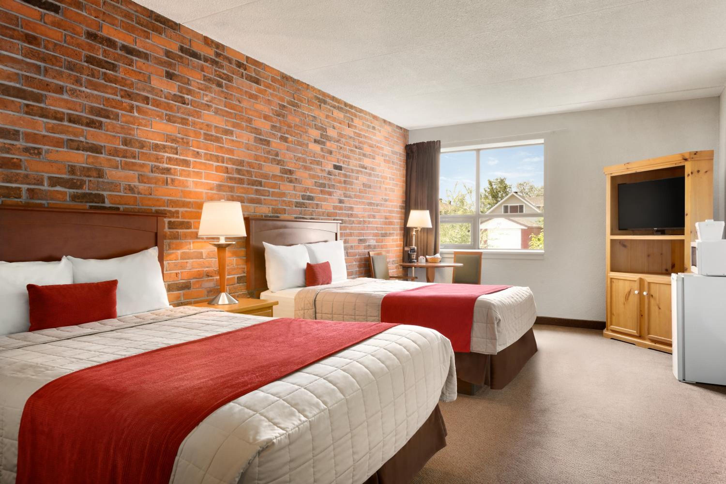 Room with 2 Double Beds, Non-Smoking/Pet Friendly - Photo 2