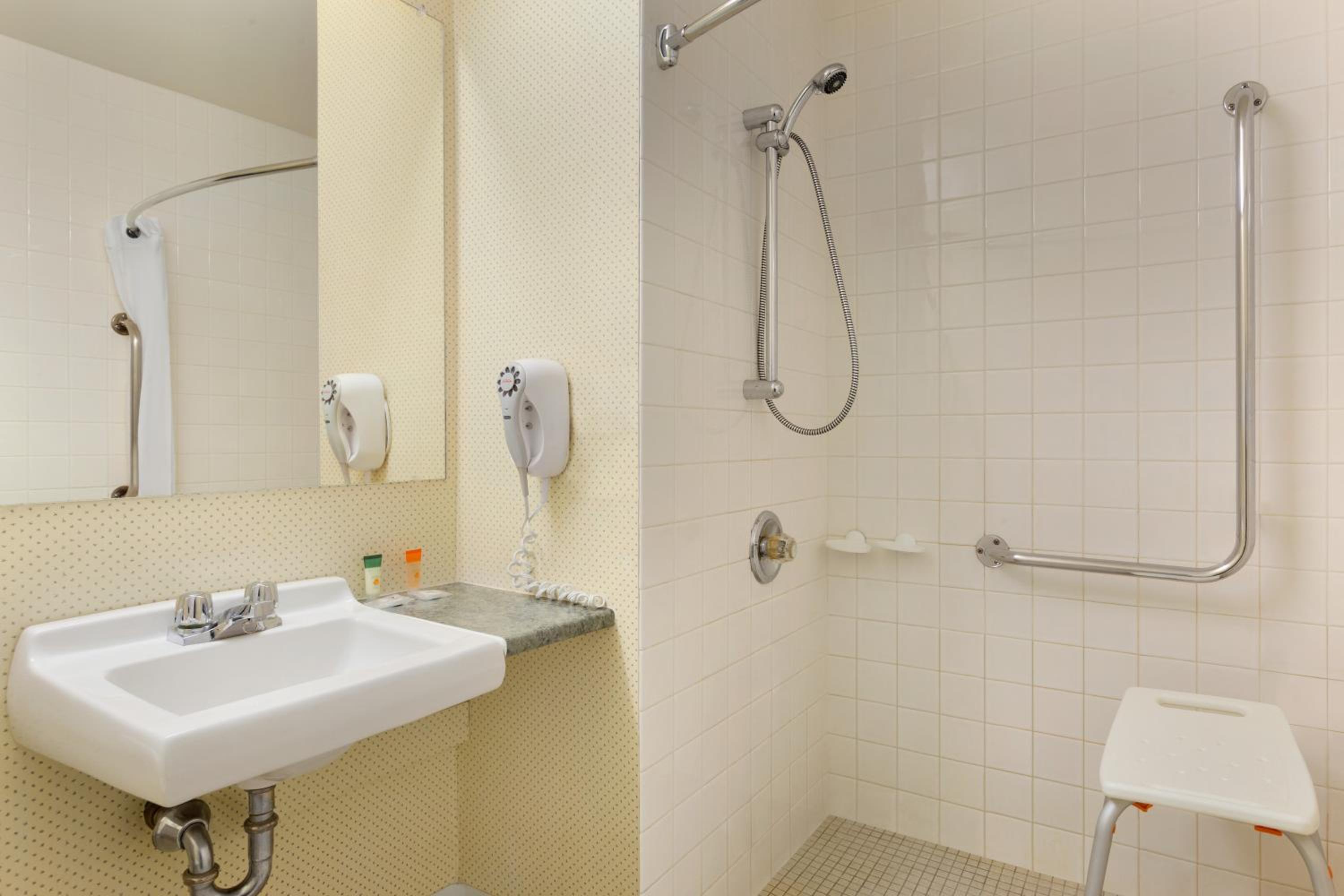 Double Room with Two Double Beds - Mobility Access/Non-Smoking - Photo 2