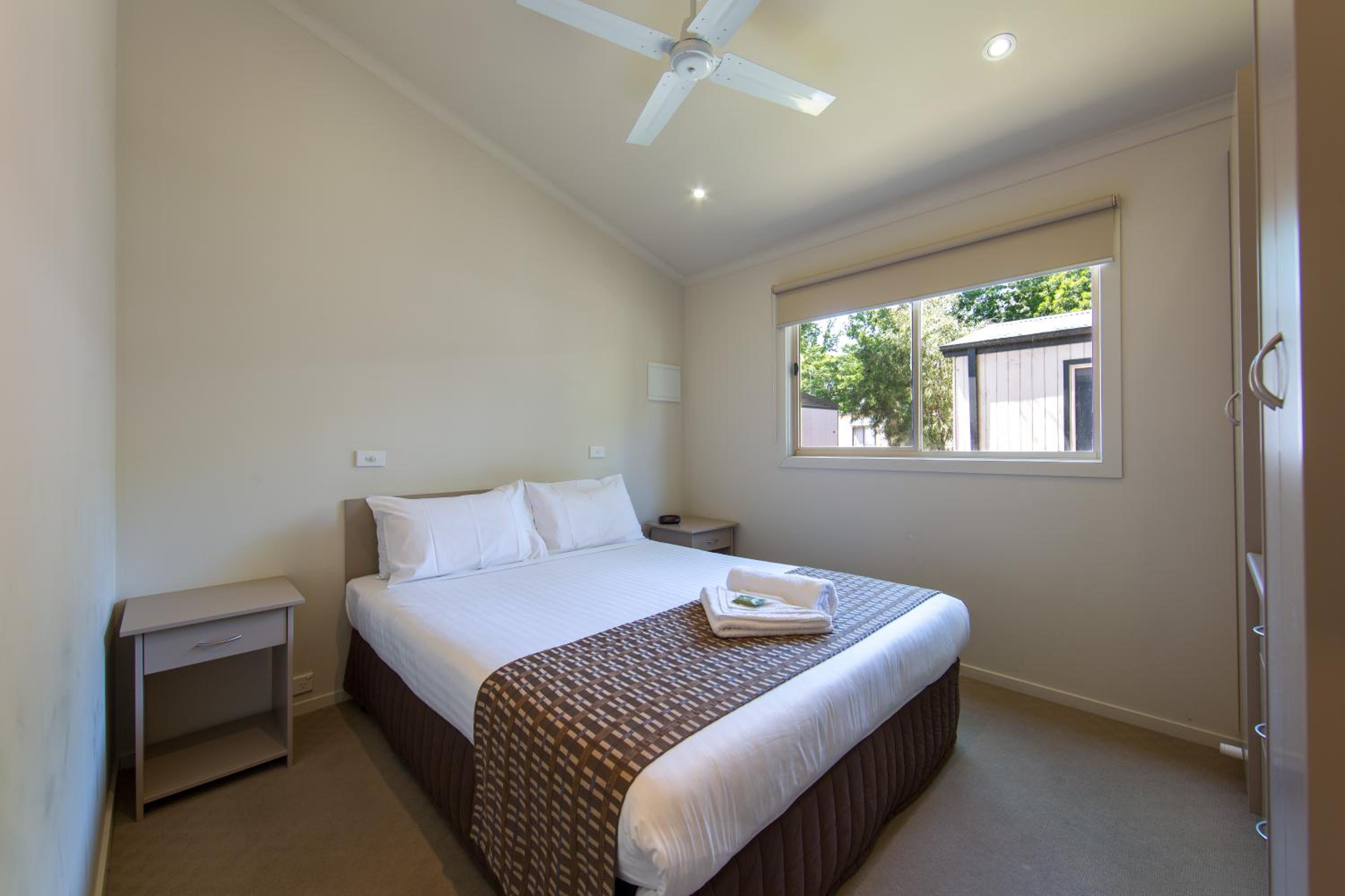 Deluxe Cabin - Sleeps 6 - Photo 4