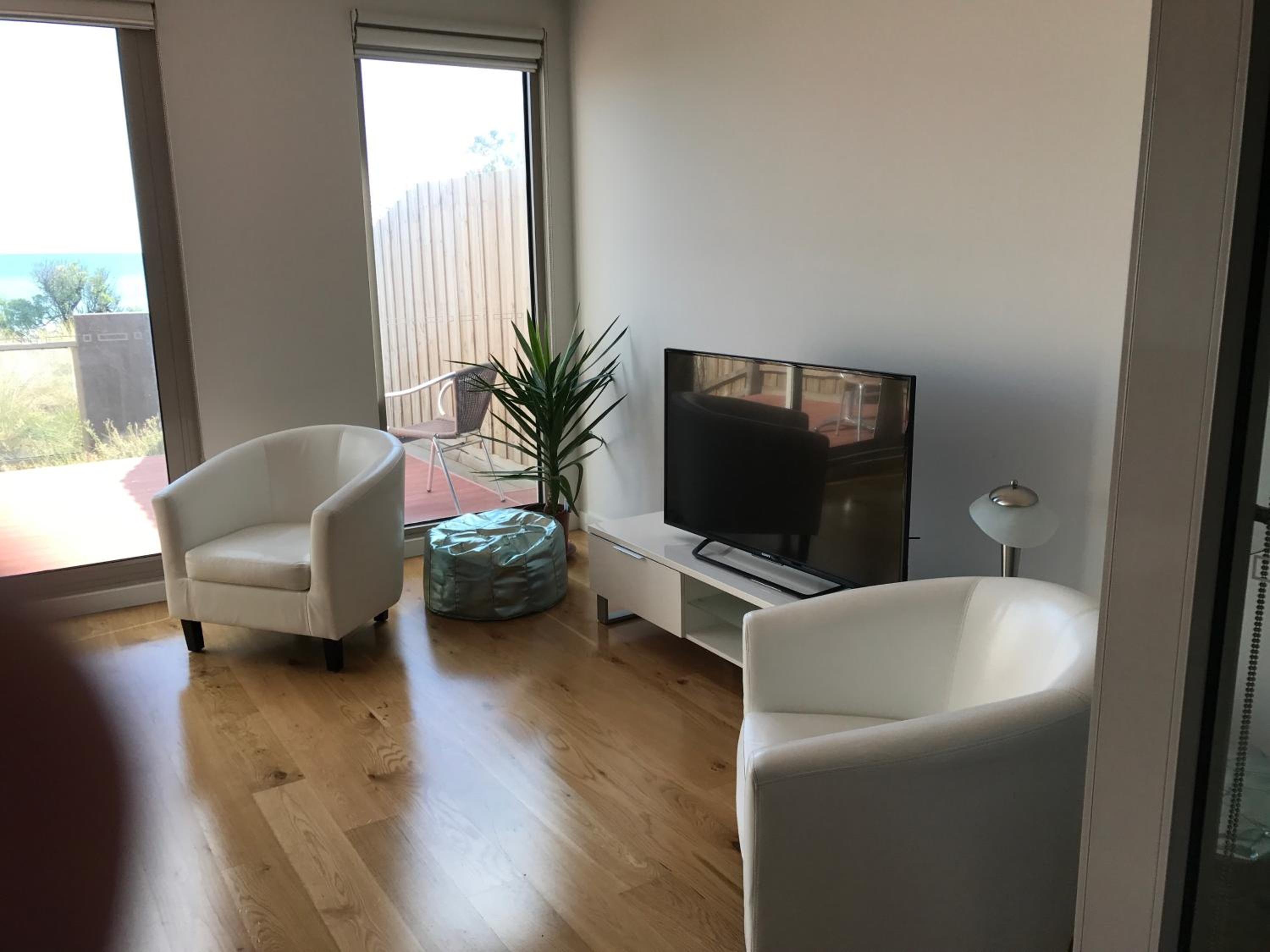 Two-Bedroom actual  beachfront with Sea view photo 2
