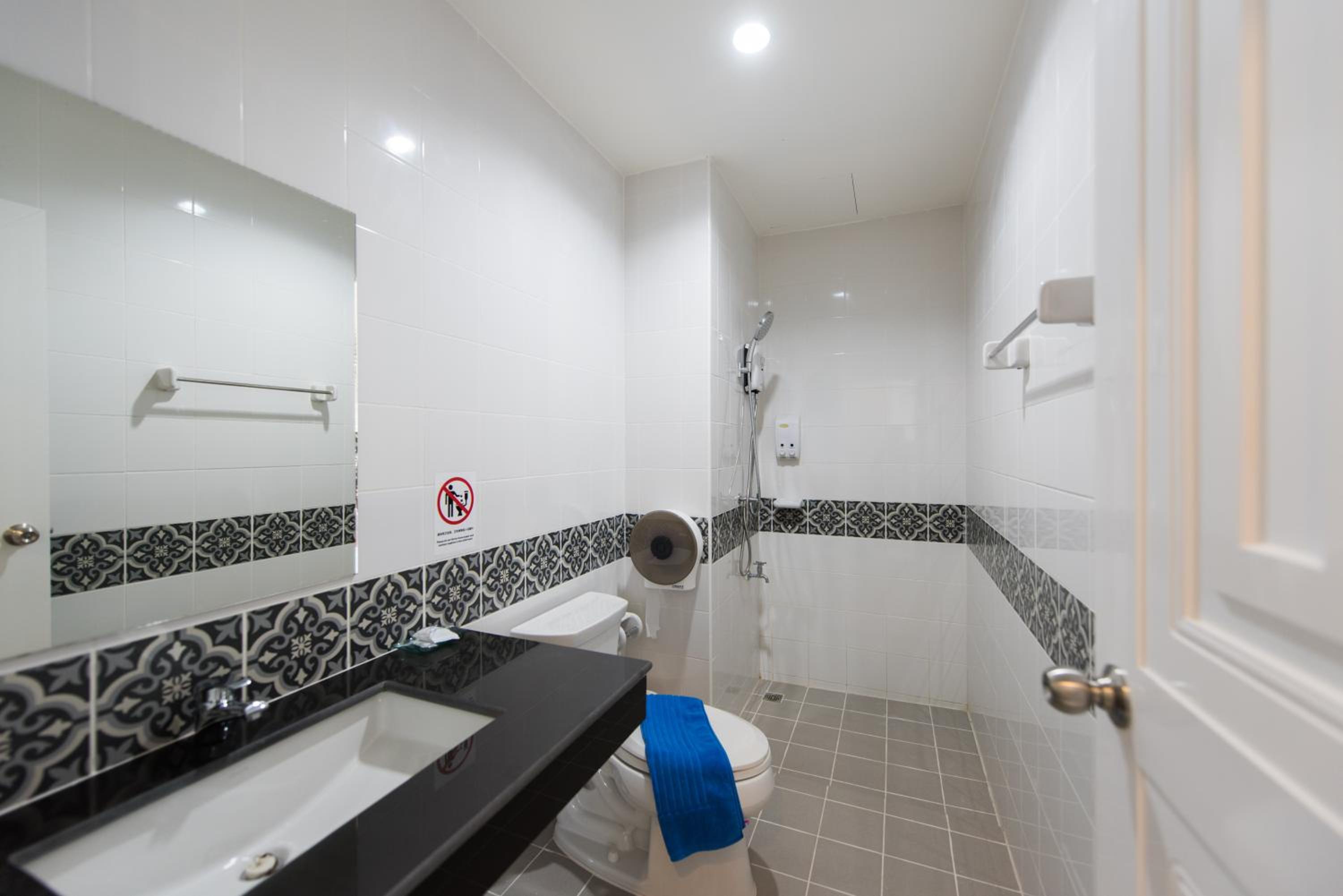 Double Room with Private Bathroom - Photo 2