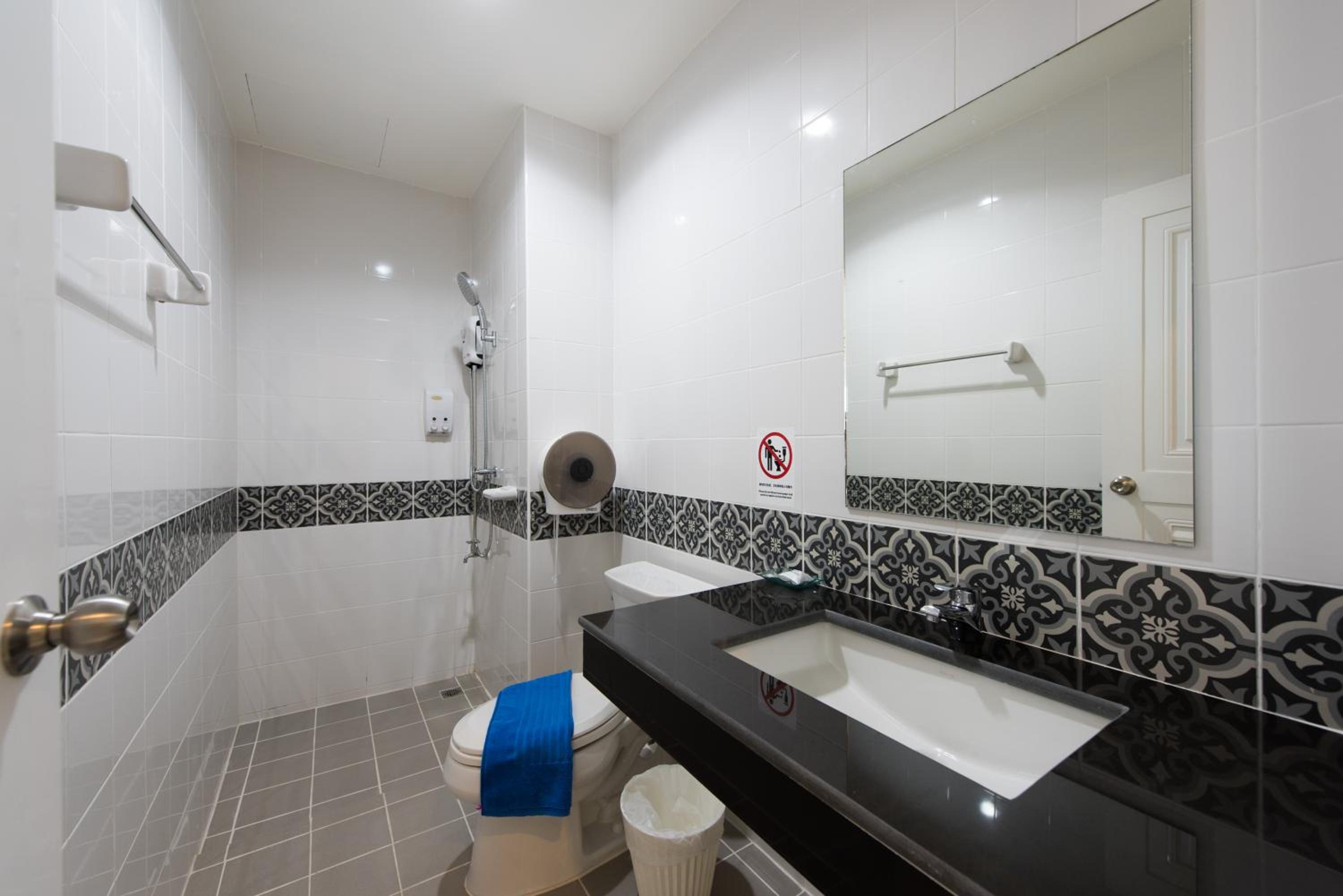 Double Room with Private Bathroom - Photo 12