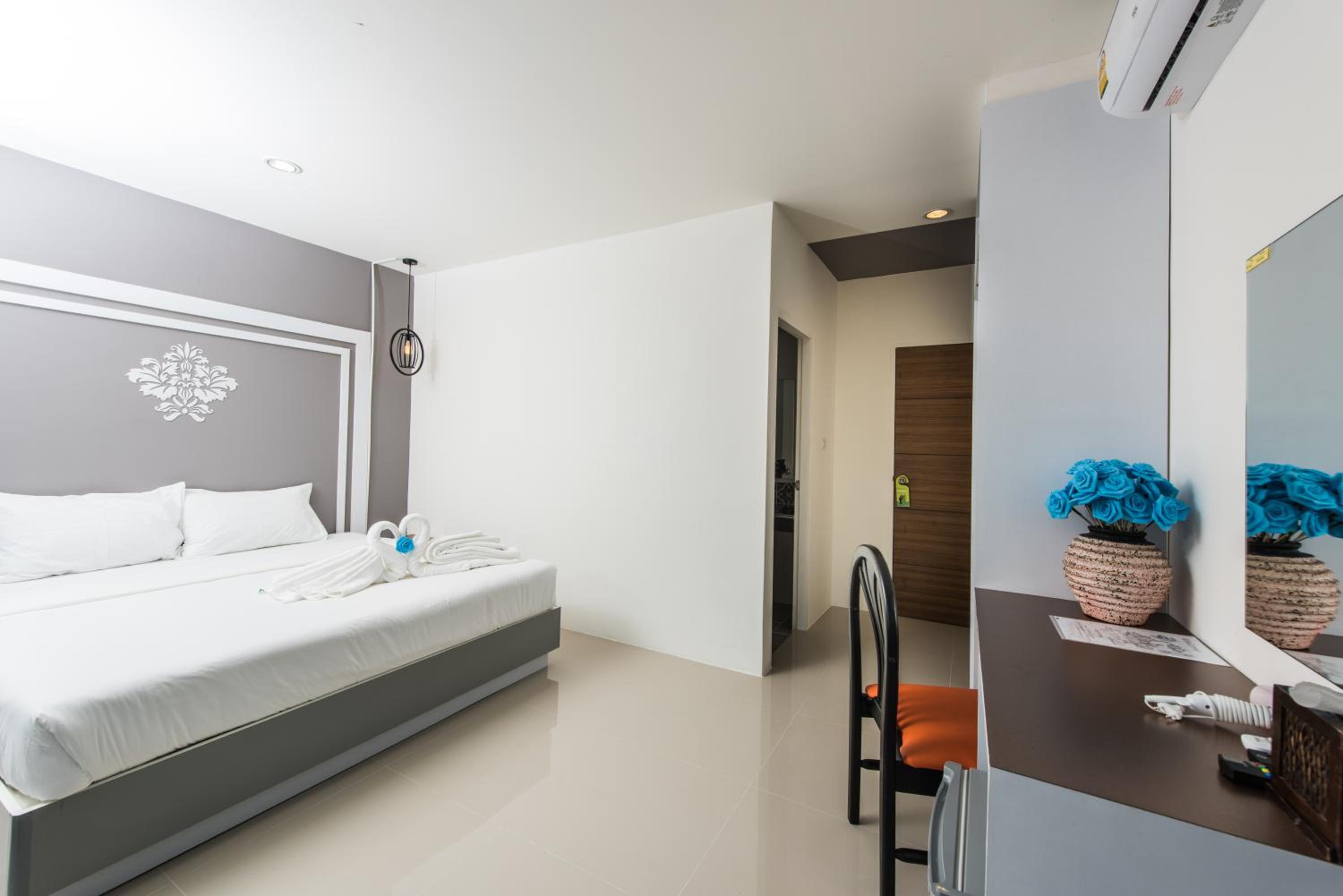 Double Room with Private Bathroom - Photo 14