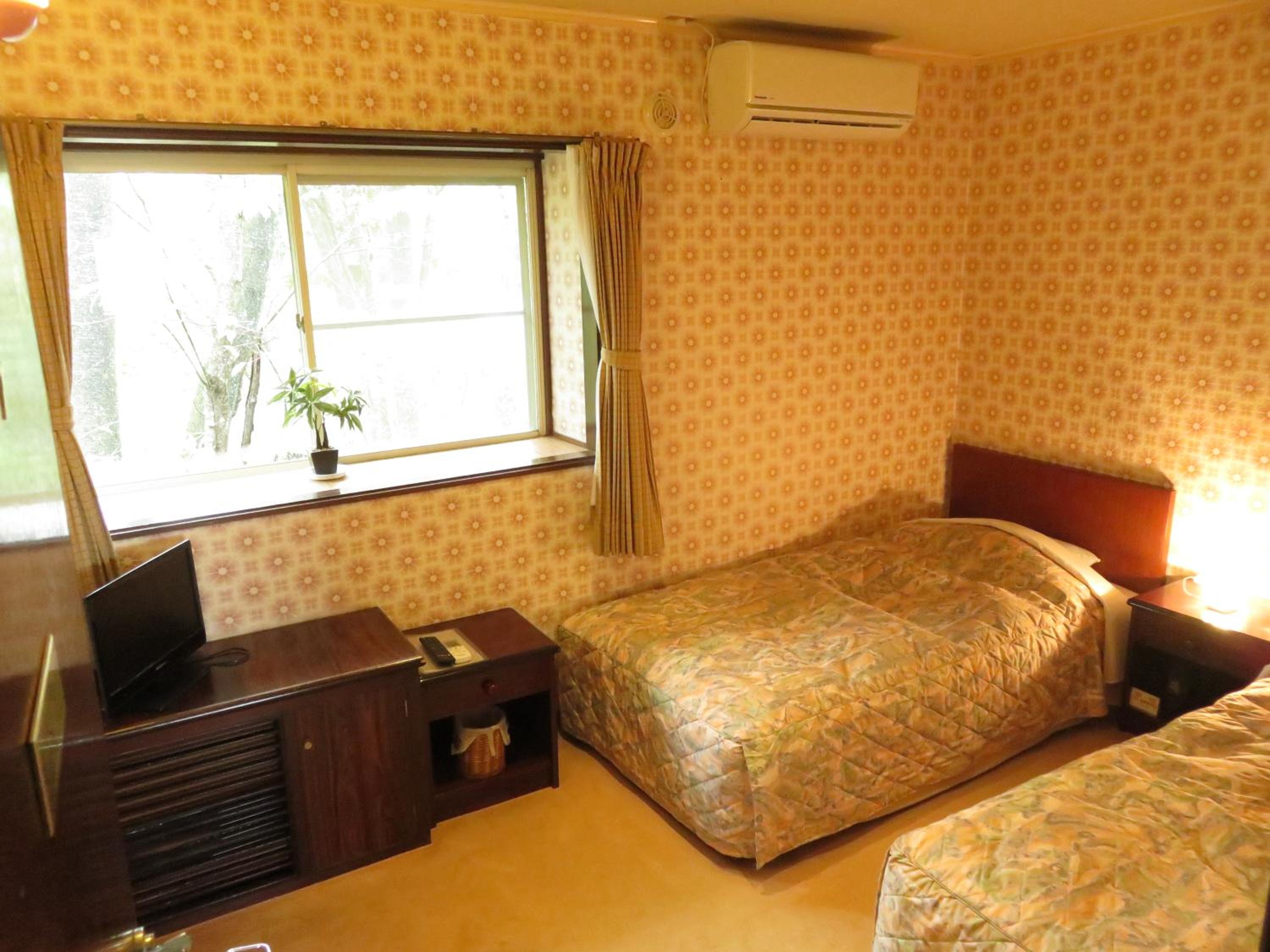 Twin Room with Shared Bathroom photo 2
