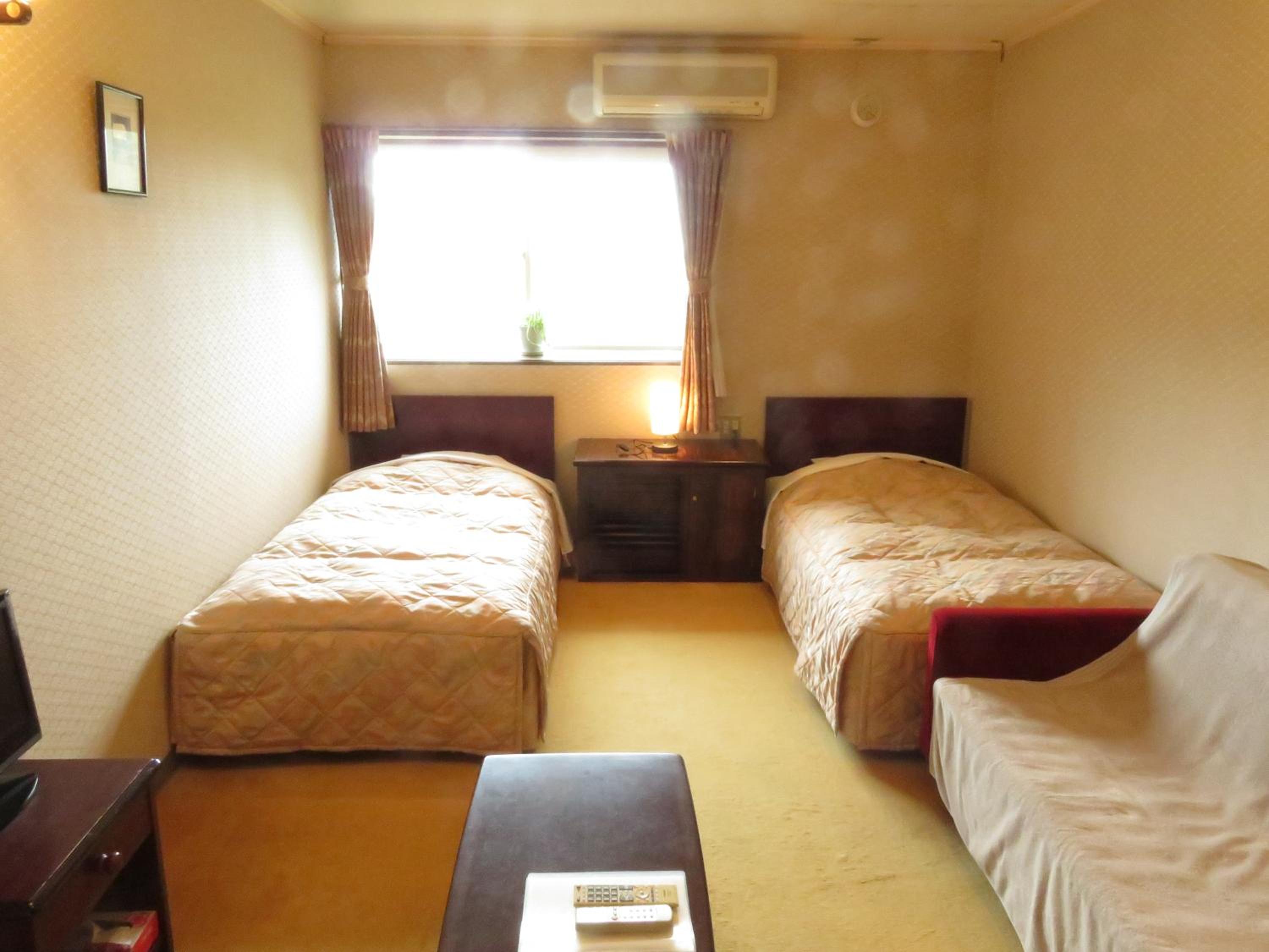 Twin Room with Shared Bathroom photo 1
