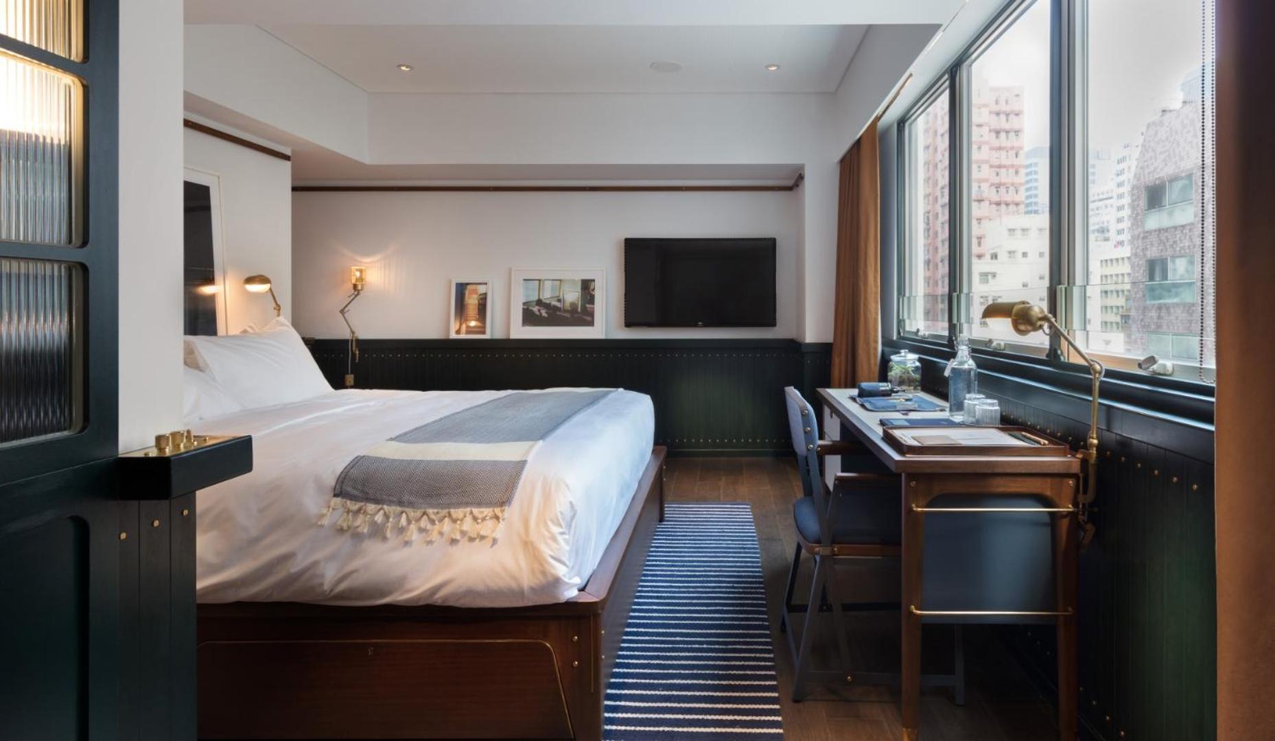 Large Room with King Bed photo 2