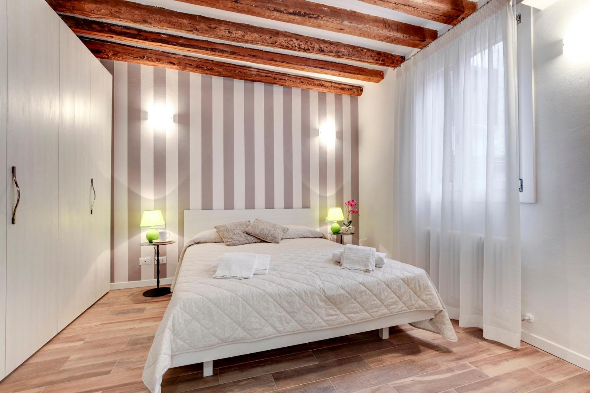 One-Bedroom Apartment with Canal View photo 1