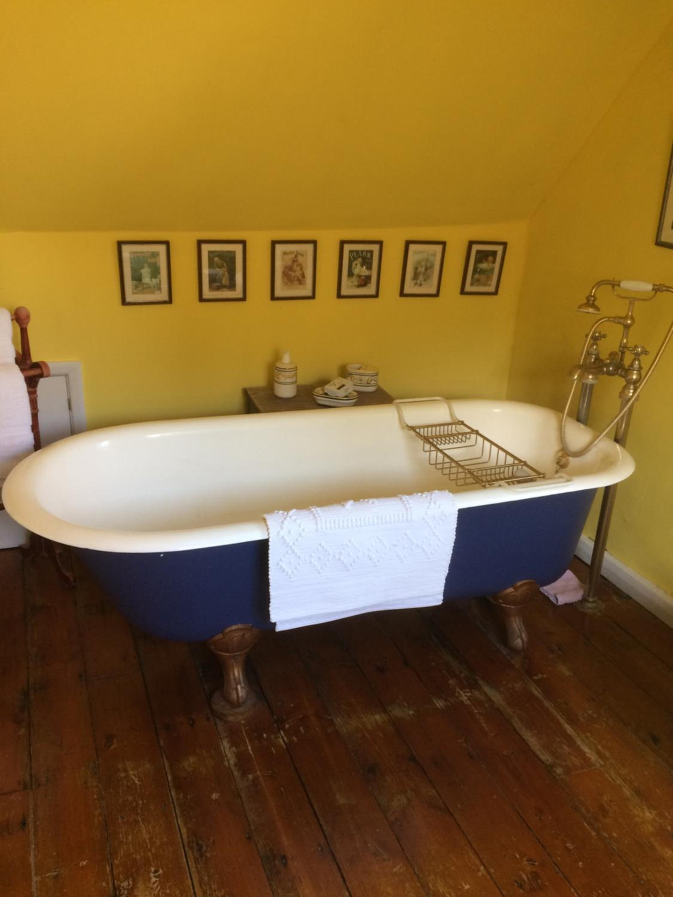 Deluxe Double Room with En-Suite - Photo 2