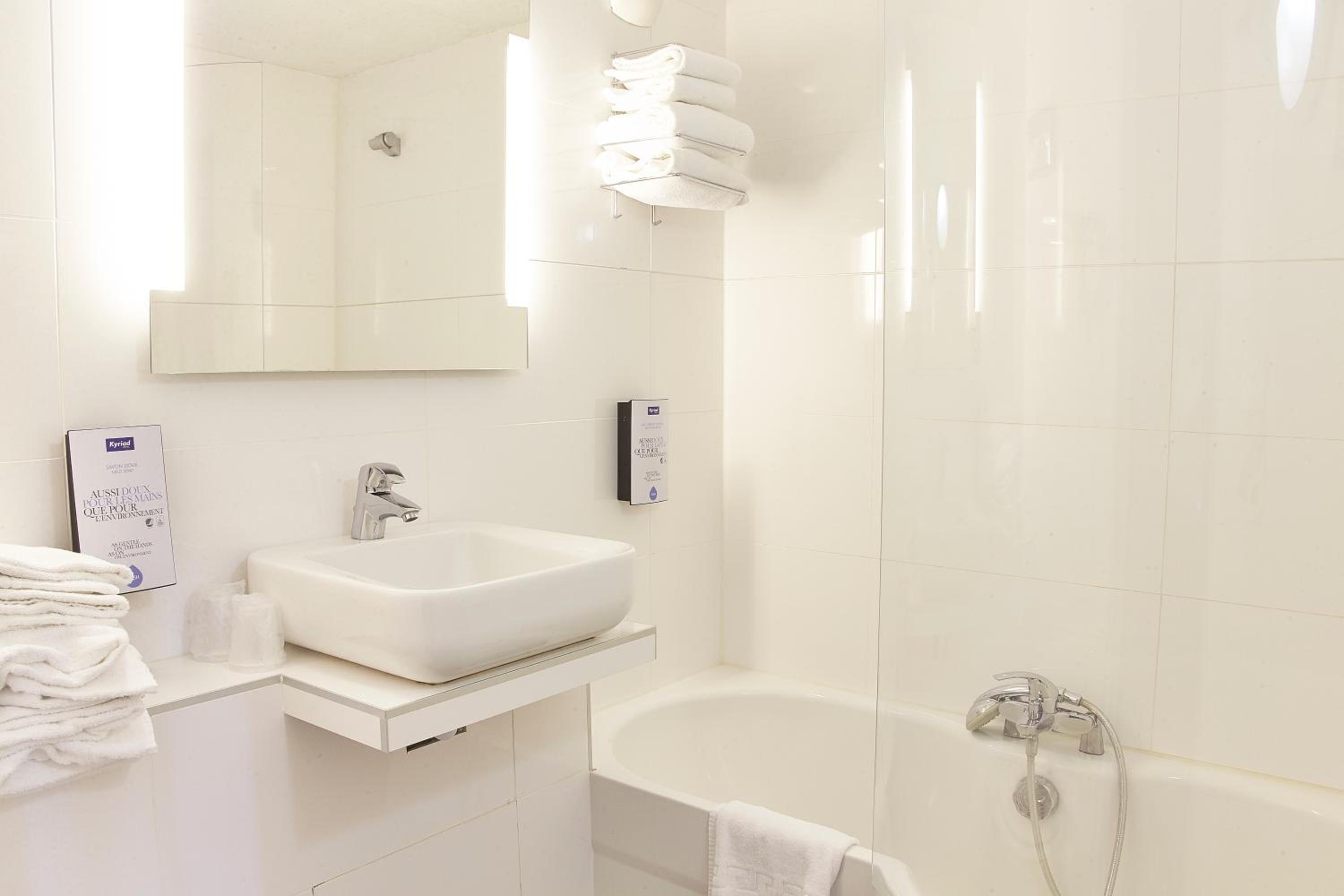 Triple Room (1 Double Bed + 1 Single Bed) - Photo 3