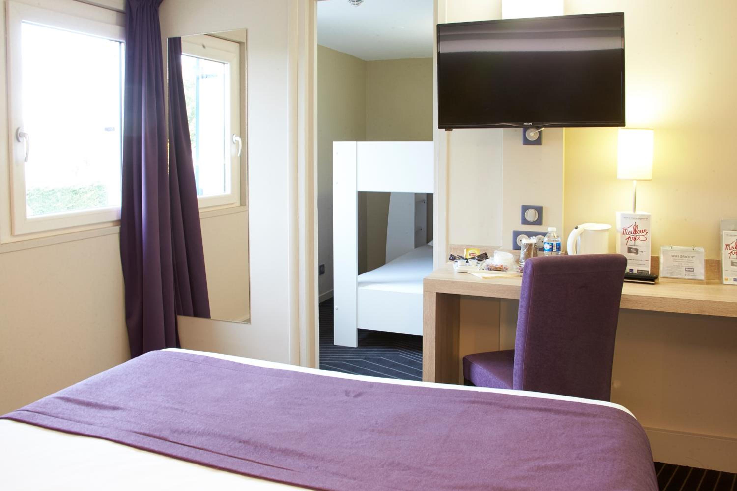 Quadruple Room with 1 Double Bed and 2 Single Beds - Photo 1