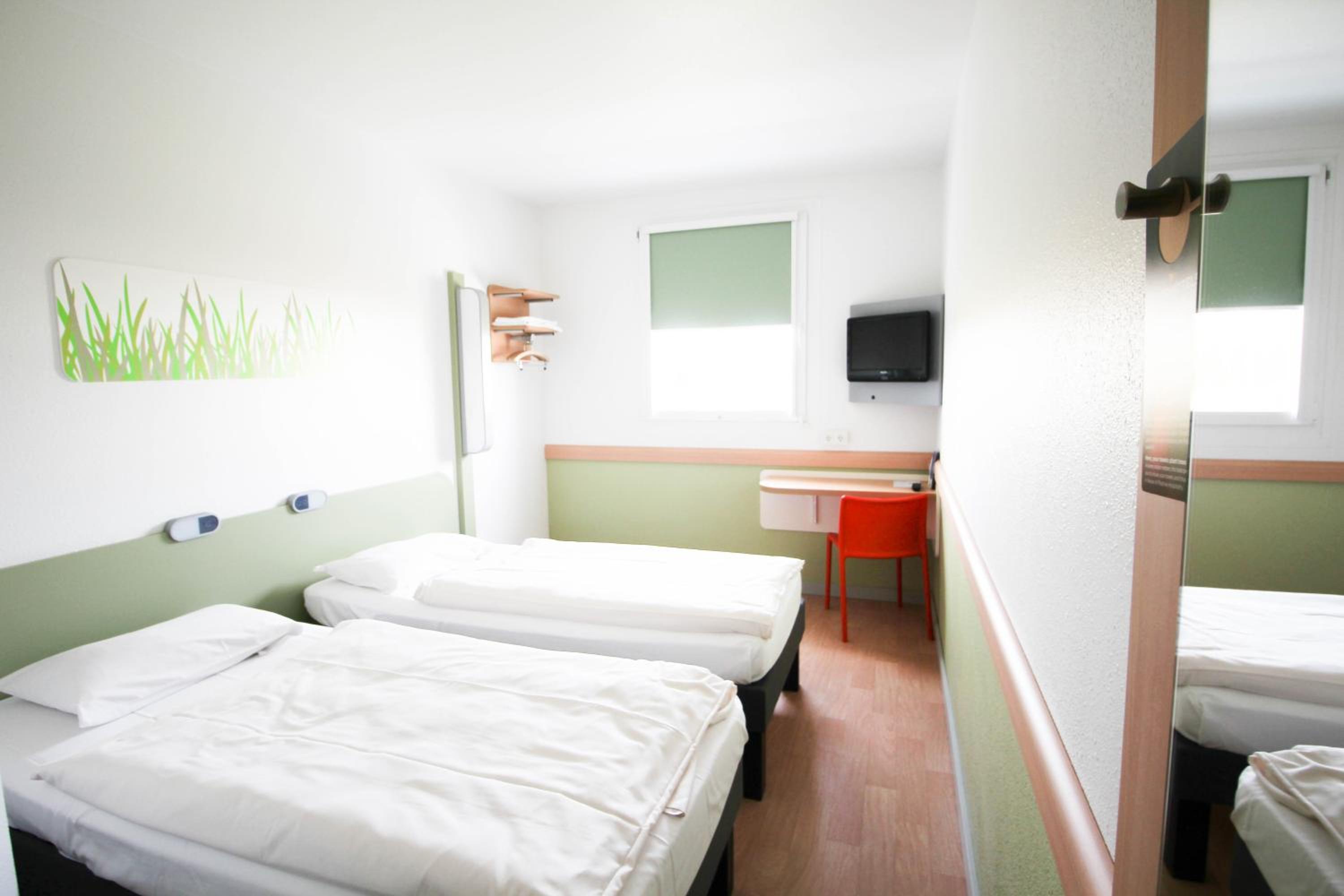 Twin Room - Photo 3