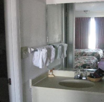 King Room - Non-Smoking - Photo 5