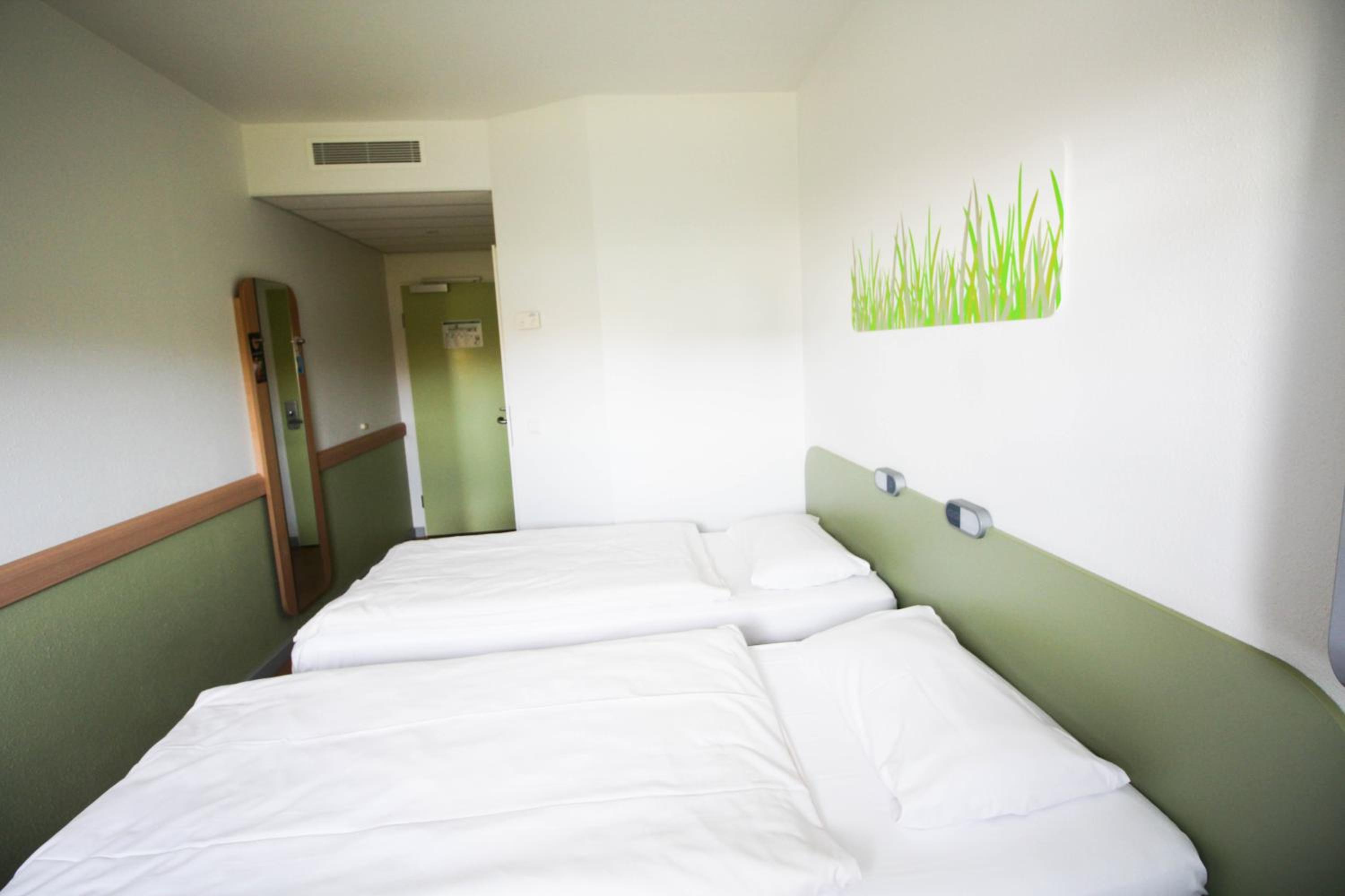 Twin Room - Photo 2