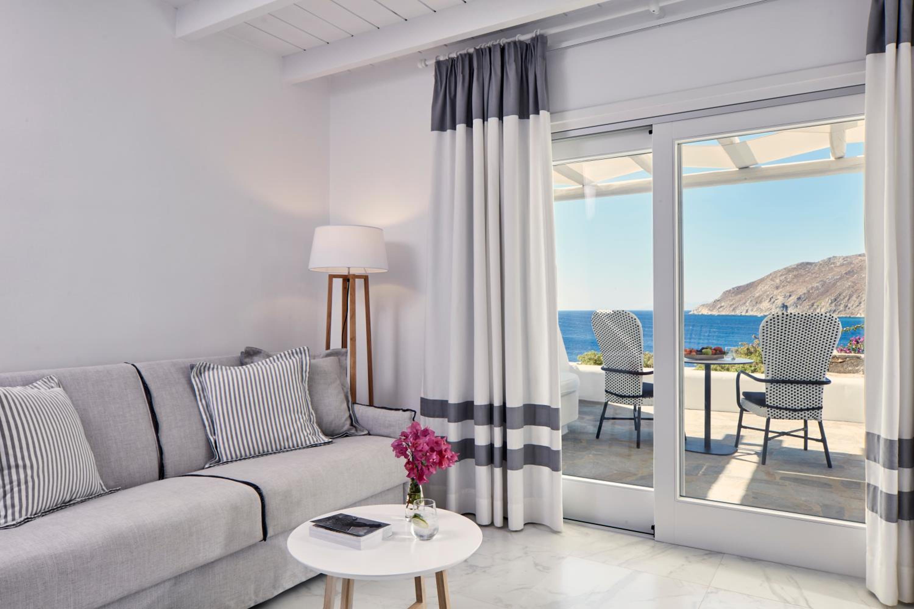 Honeymoon Sea View Suite with Outdoor Jetted Tub - Photo 8